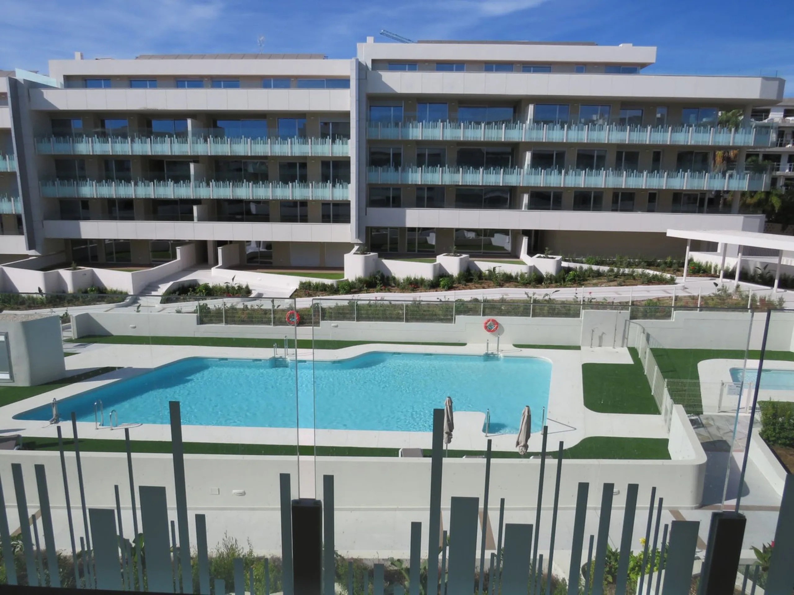 Spectacular and luxurious apartment with 3 bedrooms and 2 bathrooms, a spacious and bright living-dining room, and a covered terrace with sea views. Very close to the beach, this newly built apartment is located in a prestigious residential area in San Pe