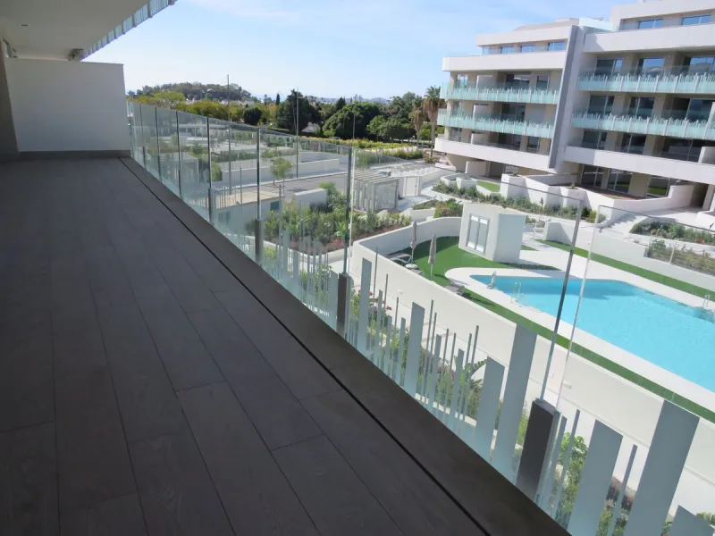 Spectacular and luxurious apartment with 3 bedrooms and 2 bathrooms, a spacious and bright living-dining room, and a covered terrace with sea views. Very close to the beach, this newly built apartment is located in a prestigious residential area in San Pe