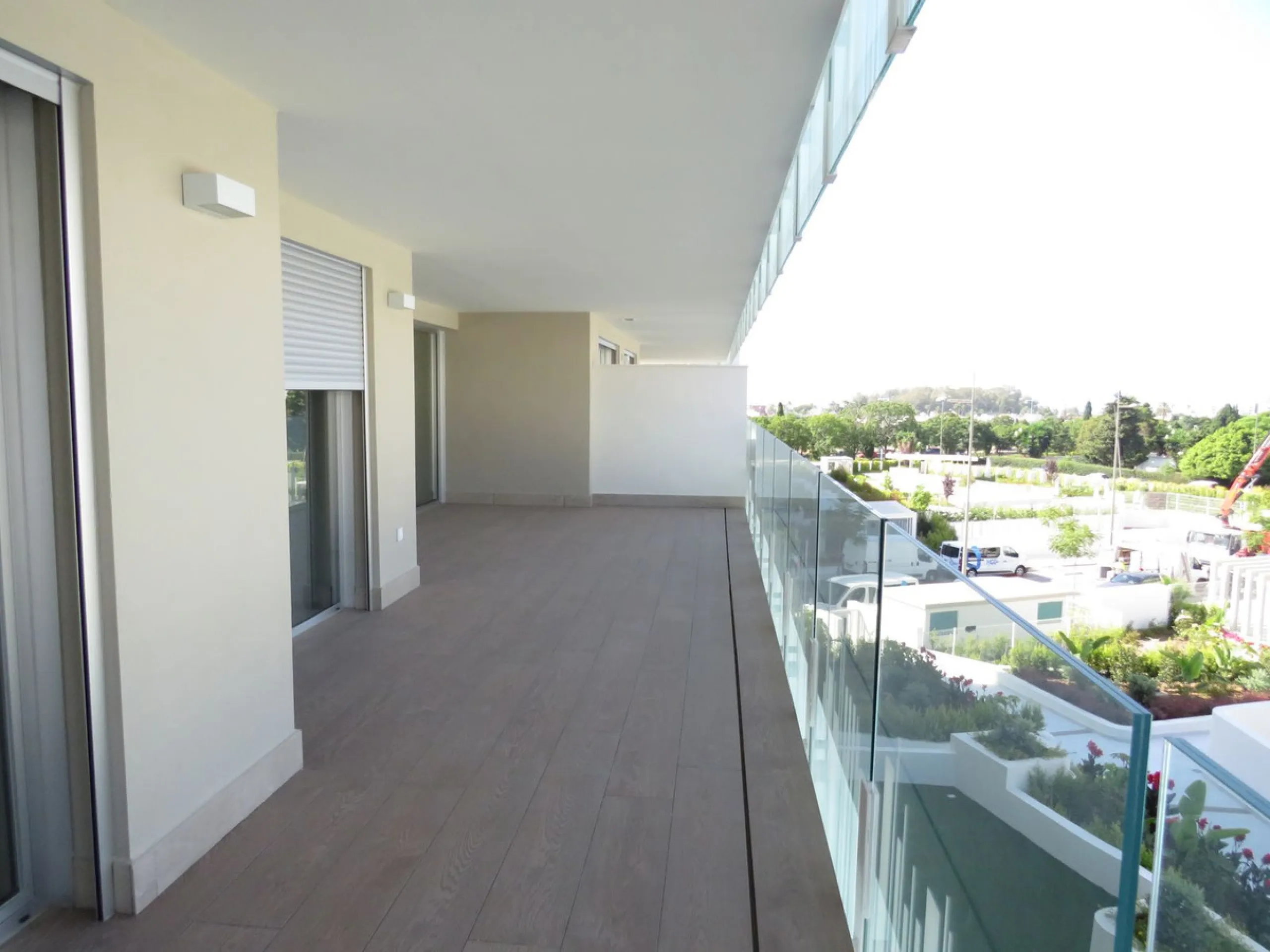 Spectacular and luxurious apartment with 3 bedrooms and 2 bathrooms, a spacious and bright living-dining room, and a covered terrace with sea views. Very close to the beach, this newly built apartment is located in a prestigious residential area in San Pe
