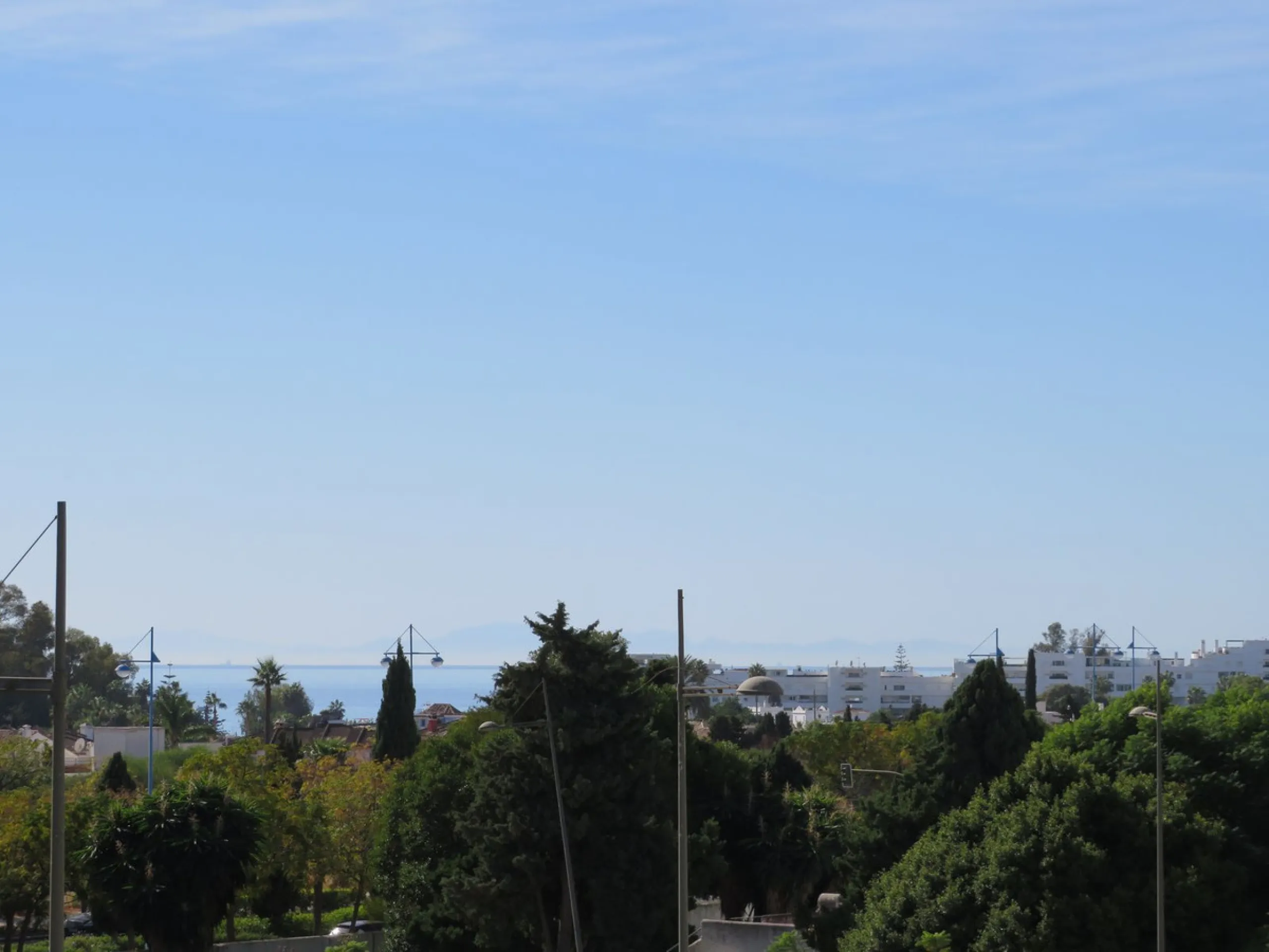 Spectacular and luxurious apartment with 3 bedrooms and 2 bathrooms, a spacious and bright living-dining room, and a covered terrace with sea views. Very close to the beach, this newly built apartment is located in a prestigious residential area in San Pe