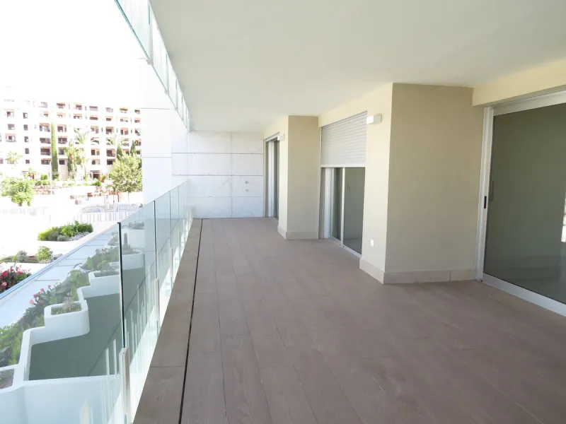 Spectacular and luxurious apartment with 3 bedrooms and 2 bathrooms, a spacious and bright living-dining room, and a covered terrace with sea views. Very close to the beach, this newly built apartment is located in a prestigious residential area in San Pe