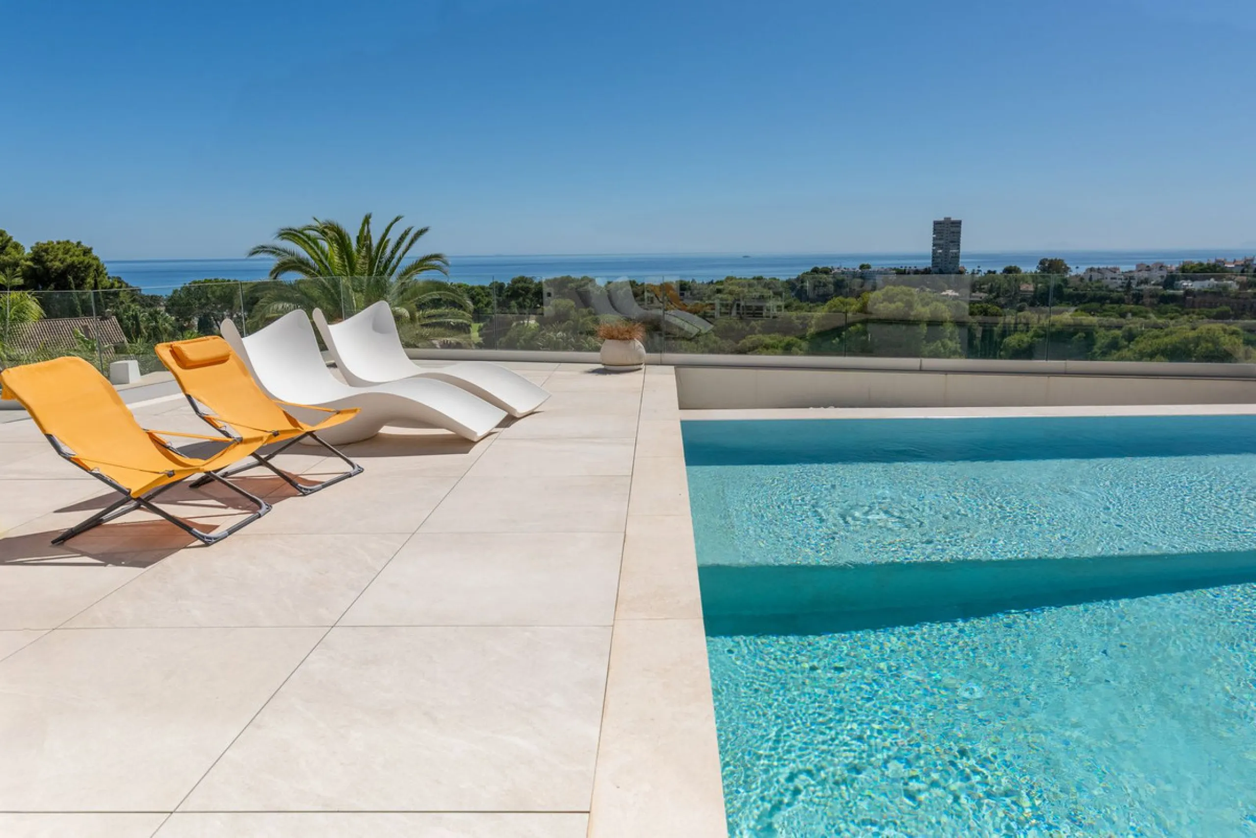Marbella – Exceptional Contemporary Villa, Sold Furnished, in the Exclusive Rio Real Area, Next to the Golf