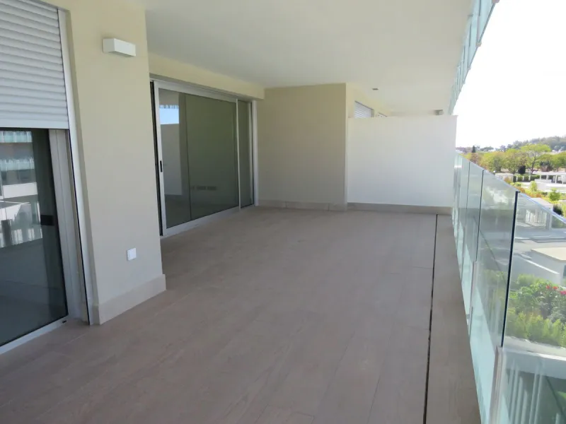 Spectacular and luxurious apartment with 3 bedrooms and 2 bathrooms, a spacious and bright living-dining room, and a covered terrace with sea views. Very close to the beach, this newly built apartment is located in a prestigious residential area in San Pe