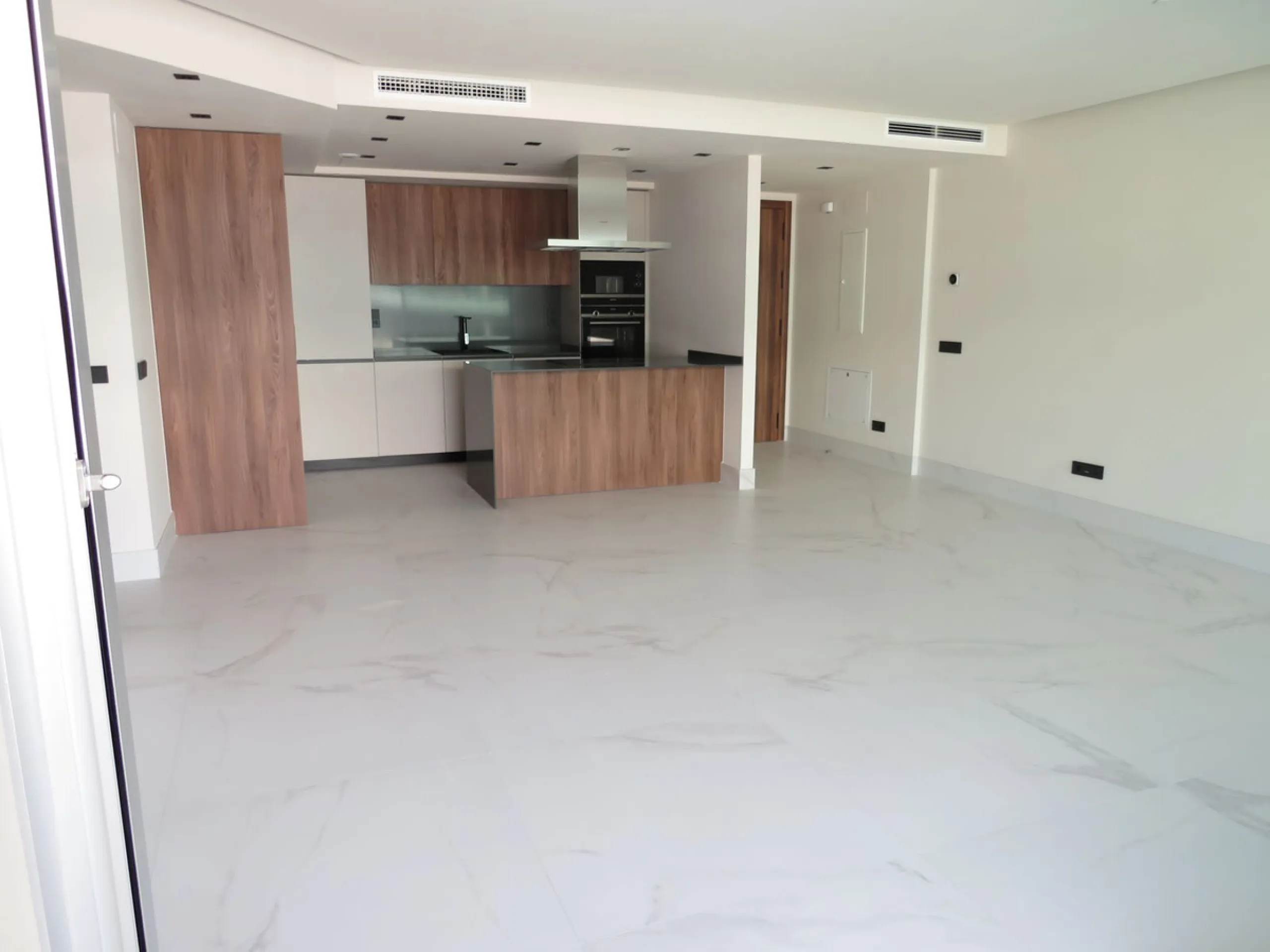 Spectacular and luxurious apartment with 3 bedrooms and 2 bathrooms, a spacious and bright living-dining room, and a covered terrace with sea views. Very close to the beach, this newly built apartment is located in a prestigious residential area in San Pe