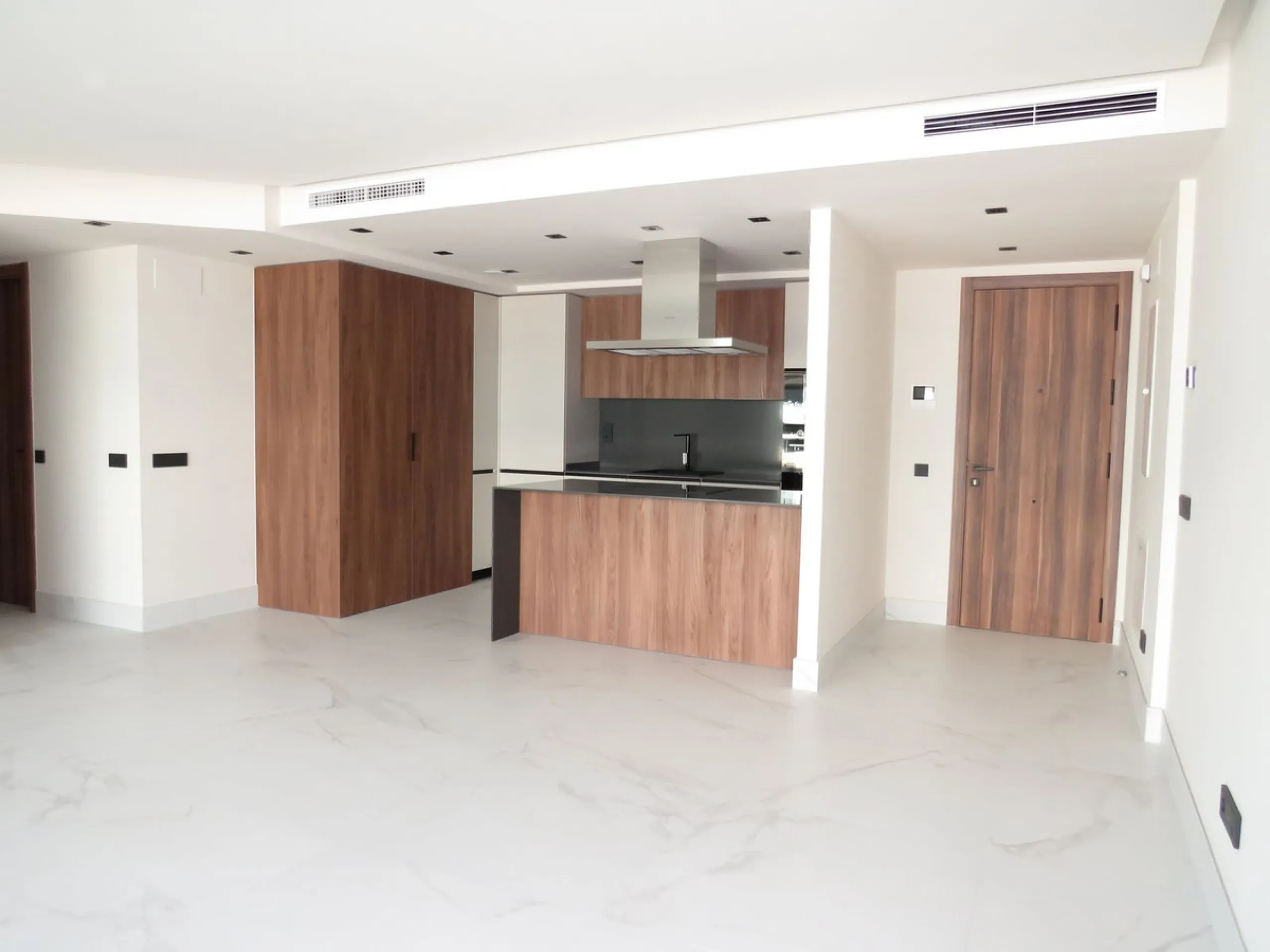 Spectacular and luxurious apartment with 3 bedrooms and 2 bathrooms, a spacious and bright living-dining room, and a covered terrace with sea views. Very close to the beach, this newly built apartment is located in a prestigious residential area in San Pe