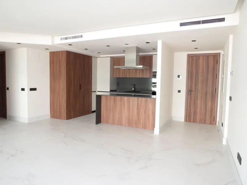 Spectacular and luxurious apartment with 3 bedrooms and 2 bathrooms, a spacious and bright living-dining room, and a covered terrace with sea views. Very close to the beach, this newly built apartment is located in a prestigious residential area in San Pe