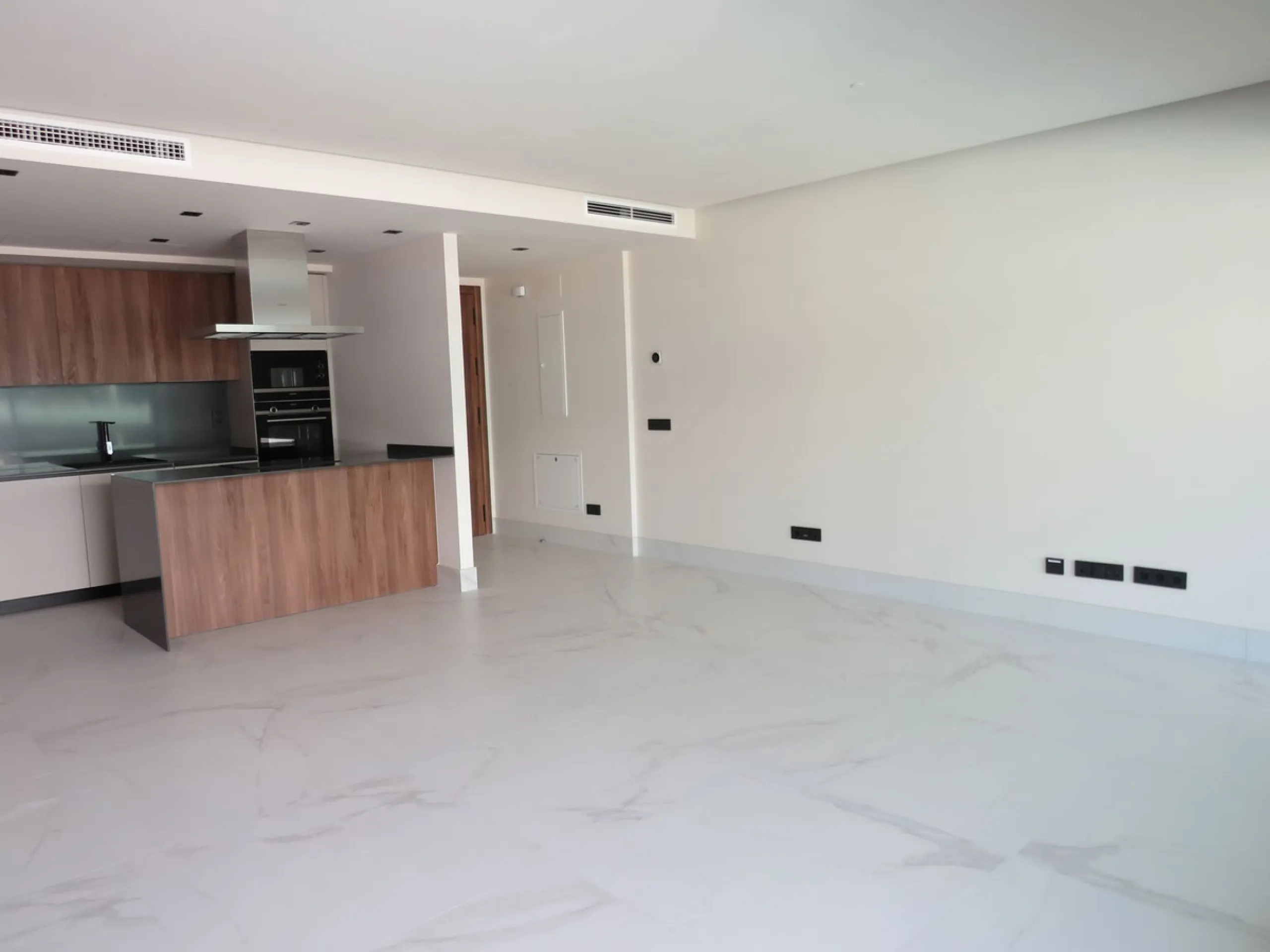 Spectacular and luxurious apartment with 3 bedrooms and 2 bathrooms, a spacious and bright living-dining room, and a covered terrace with sea views. Very close to the beach, this newly built apartment is located in a prestigious residential area in San Pe