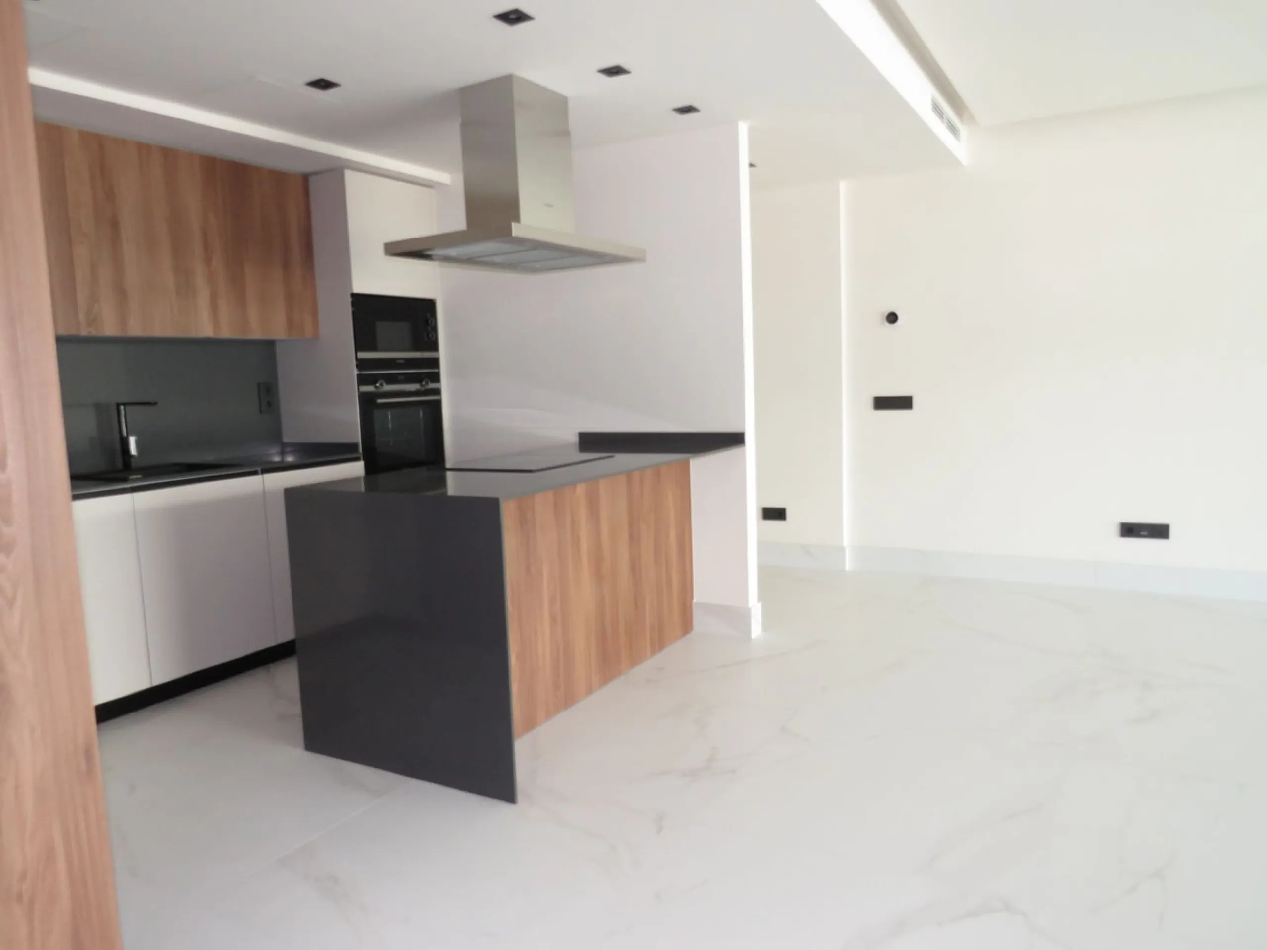 Spectacular and luxurious apartment with 3 bedrooms and 2 bathrooms, a spacious and bright living-dining room, and a covered terrace with sea views. Very close to the beach, this newly built apartment is located in a prestigious residential area in San Pe