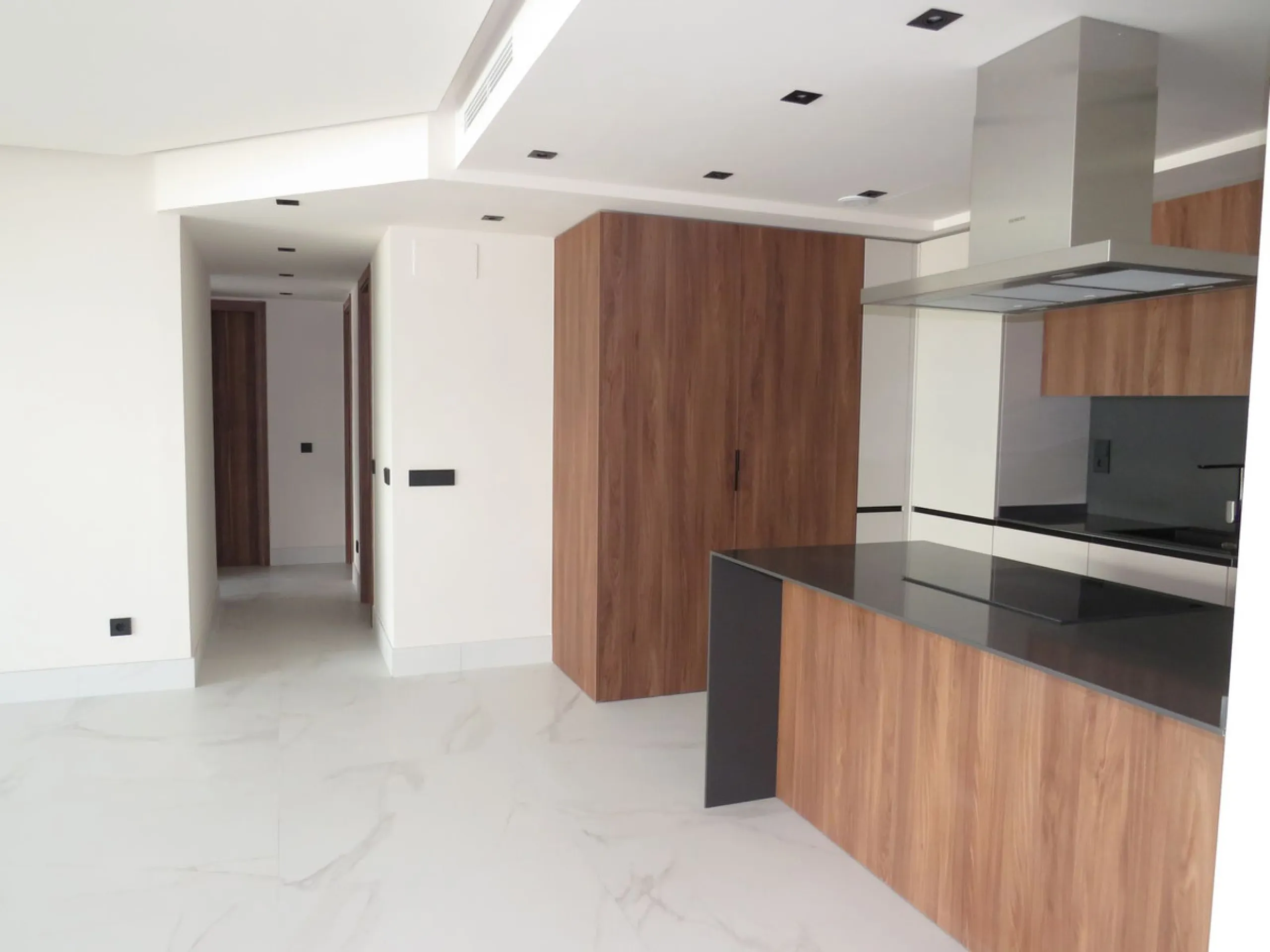 Spectacular and luxurious apartment with 3 bedrooms and 2 bathrooms, a spacious and bright living-dining room, and a covered terrace with sea views. Very close to the beach, this newly built apartment is located in a prestigious residential area in San Pe