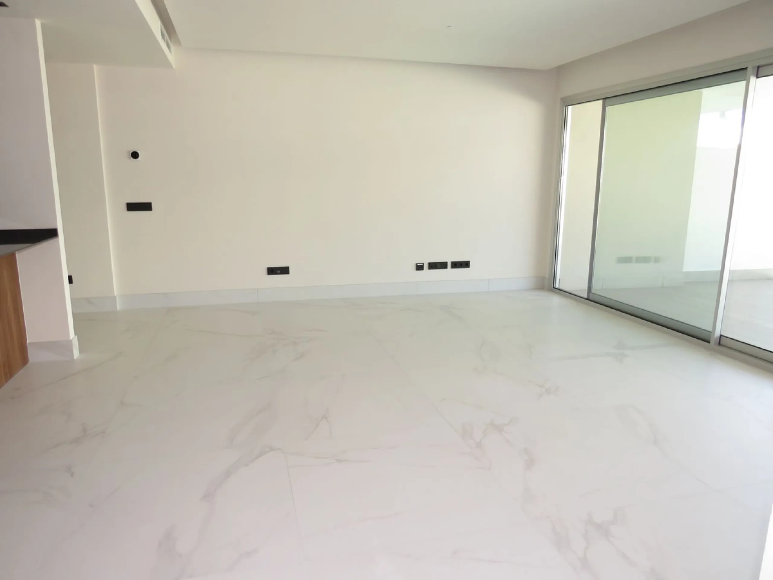 Spectacular and luxurious apartment with 3 bedrooms and 2 bathrooms, a spacious and bright living-dining room, and a covered terrace with sea views. Very close to the beach, this newly built apartment is located in a prestigious residential area in San Pe