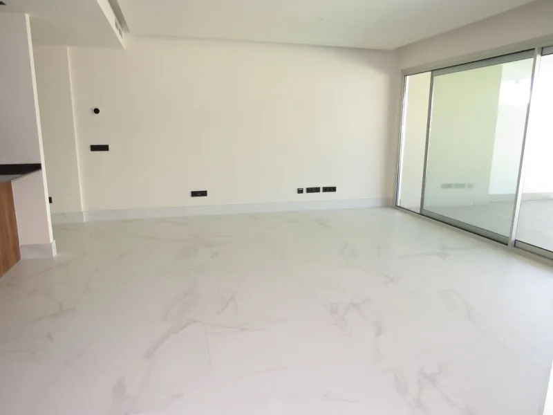 Spectacular and luxurious apartment with 3 bedrooms and 2 bathrooms, a spacious and bright living-dining room, and a covered terrace with sea views. Very close to the beach, this newly built apartment is located in a prestigious residential area in San Pe
