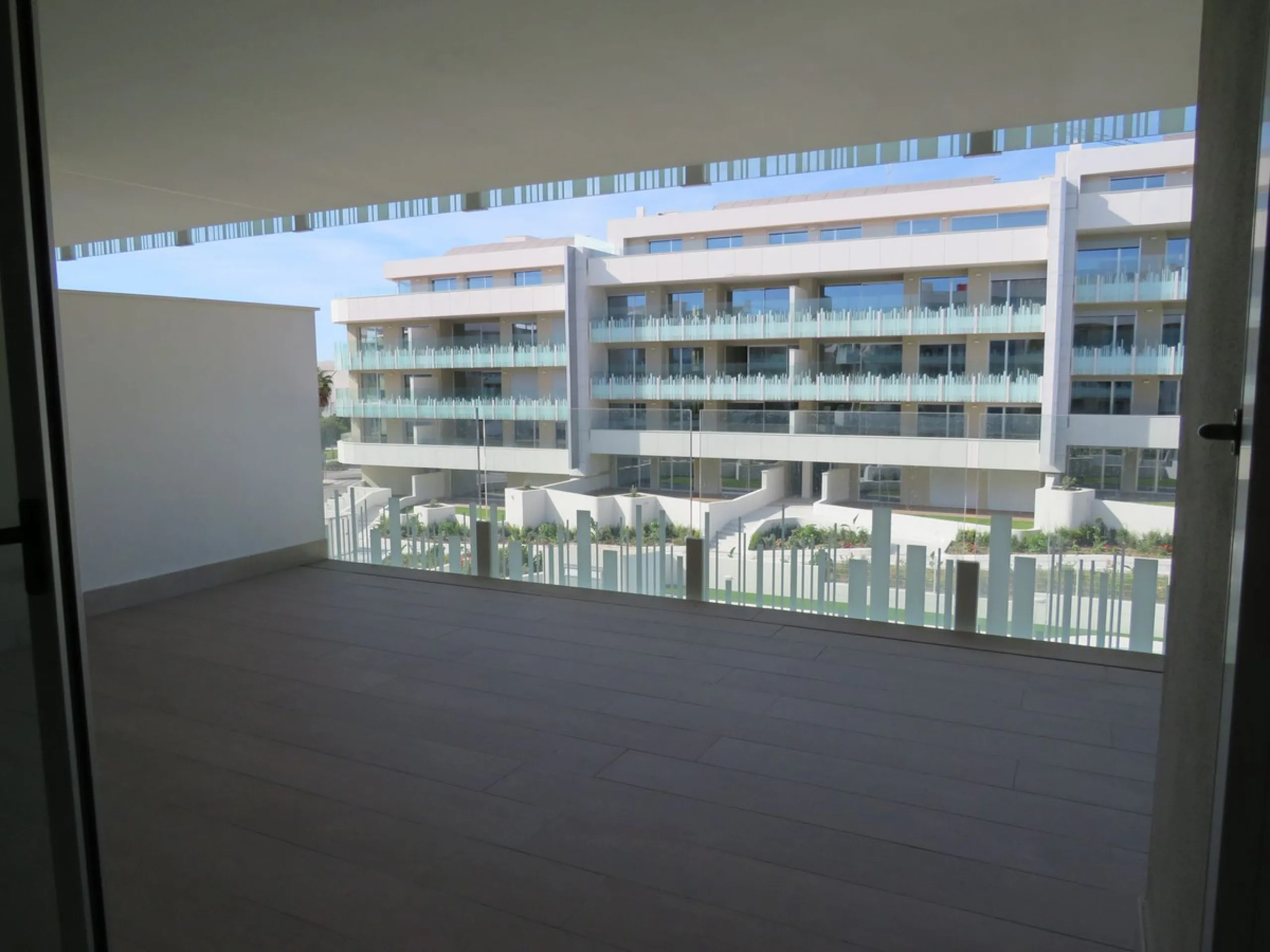 Spectacular and luxurious apartment with 3 bedrooms and 2 bathrooms, a spacious and bright living-dining room, and a covered terrace with sea views. Very close to the beach, this newly built apartment is located in a prestigious residential area in San Pe