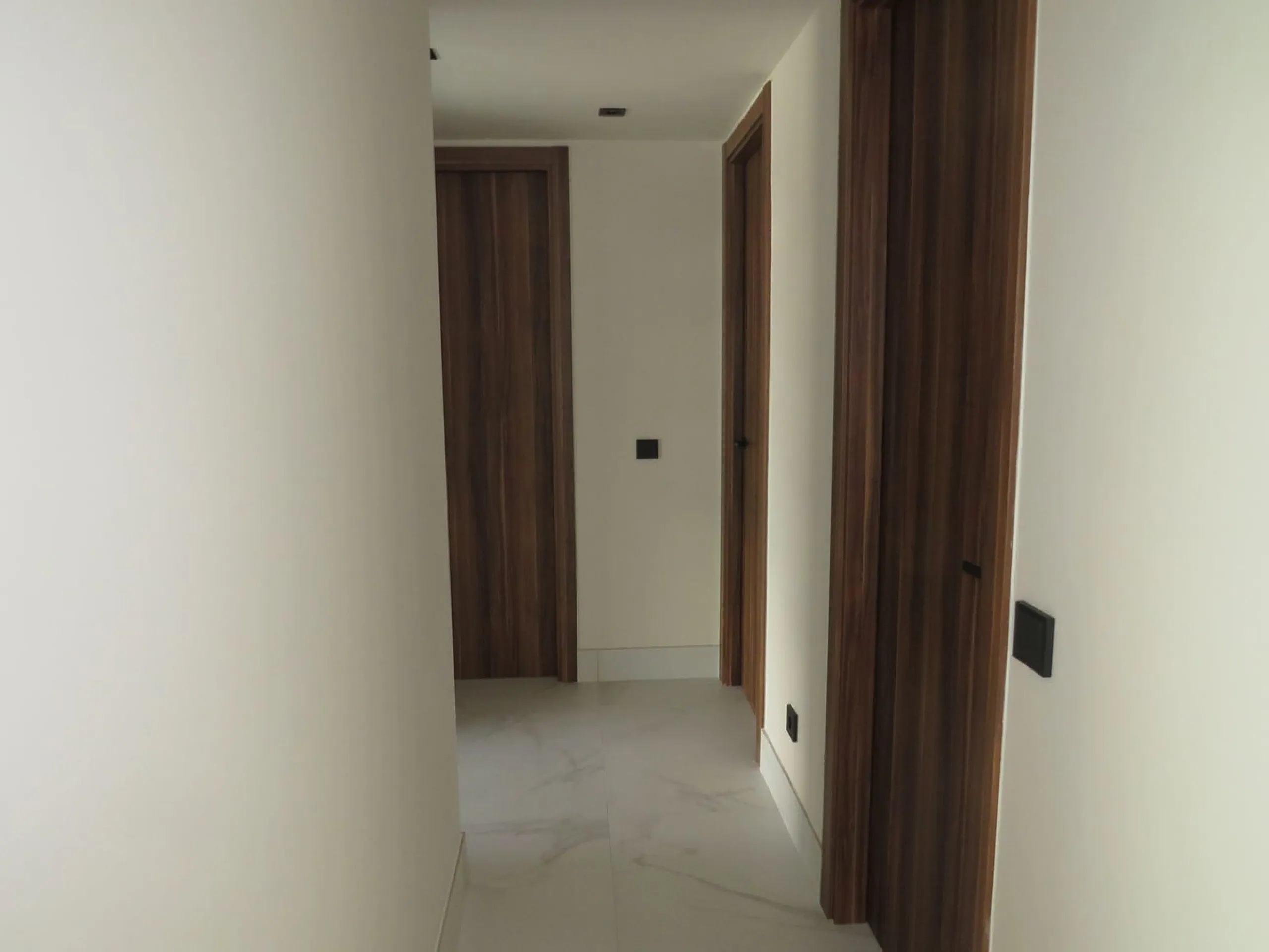 Spectacular and luxurious apartment with 3 bedrooms and 2 bathrooms, a spacious and bright living-dining room, and a covered terrace with sea views. Very close to the beach, this newly built apartment is located in a prestigious residential area in San Pe