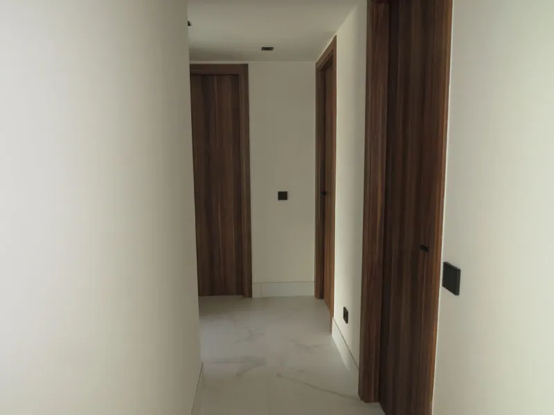 Spectacular and luxurious apartment with 3 bedrooms and 2 bathrooms, a spacious and bright living-dining room, and a covered terrace with sea views. Very close to the beach, this newly built apartment is located in a prestigious residential area in San Pe