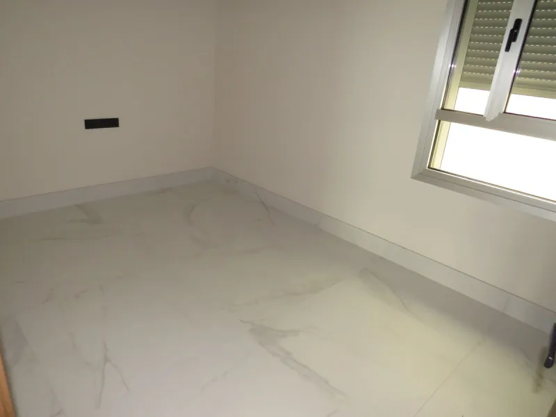 Spectacular and luxurious apartment with 3 bedrooms and 2 bathrooms, a spacious and bright living-dining room, and a covered terrace with sea views. Very close to the beach, this newly built apartment is located in a prestigious residential area in San Pe