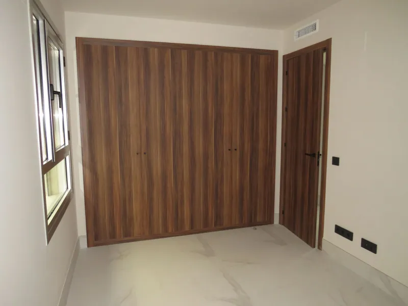 Spectacular and luxurious apartment with 3 bedrooms and 2 bathrooms, a spacious and bright living-dining room, and a covered terrace with sea views. Very close to the beach, this newly built apartment is located in a prestigious residential area in San Pe