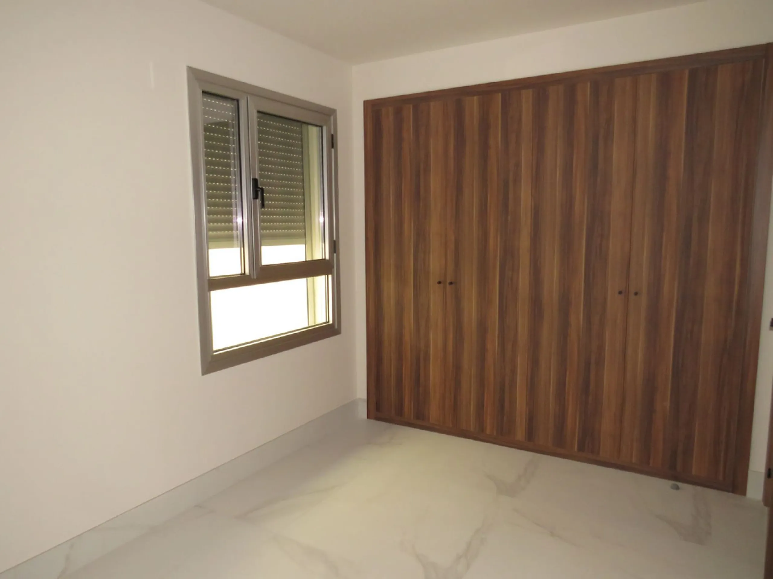 Spectacular and luxurious apartment with 3 bedrooms and 2 bathrooms, a spacious and bright living-dining room, and a covered terrace with sea views. Very close to the beach, this newly built apartment is located in a prestigious residential area in San Pe