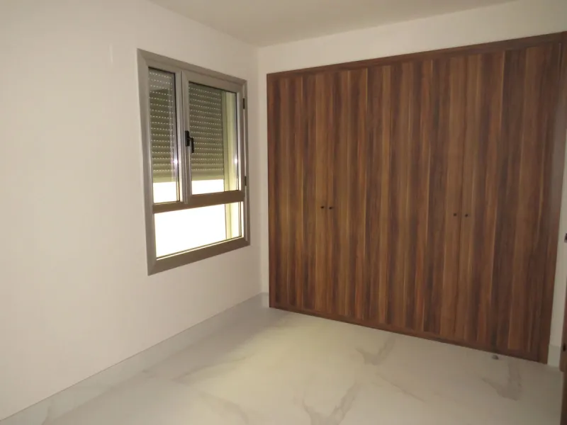 Spectacular and luxurious apartment with 3 bedrooms and 2 bathrooms, a spacious and bright living-dining room, and a covered terrace with sea views. Very close to the beach, this newly built apartment is located in a prestigious residential area in San Pe