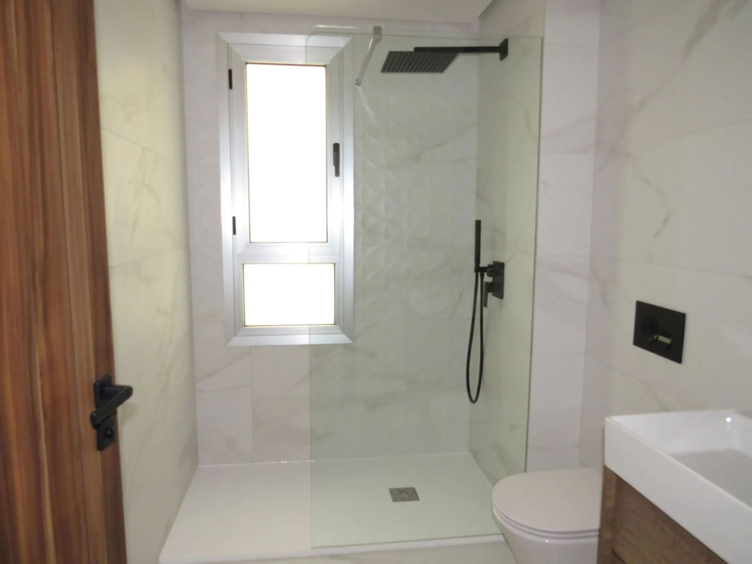 Spectacular and luxurious apartment with 3 bedrooms and 2 bathrooms, a spacious and bright living-dining room, and a covered terrace with sea views. Very close to the beach, this newly built apartment is located in a prestigious residential area in San Pe