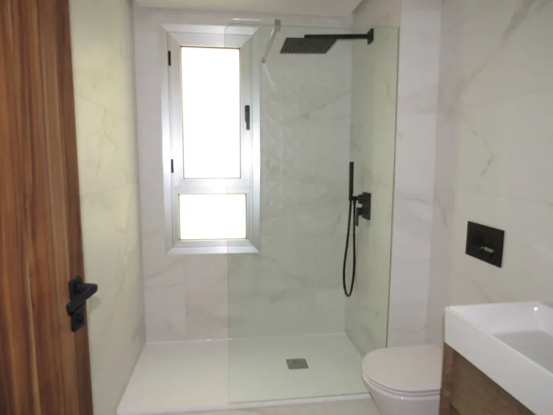 Spectacular and luxurious apartment with 3 bedrooms and 2 bathrooms, a spacious and bright living-dining room, and a covered terrace with sea views. Very close to the beach, this newly built apartment is located in a prestigious residential area in San Pe