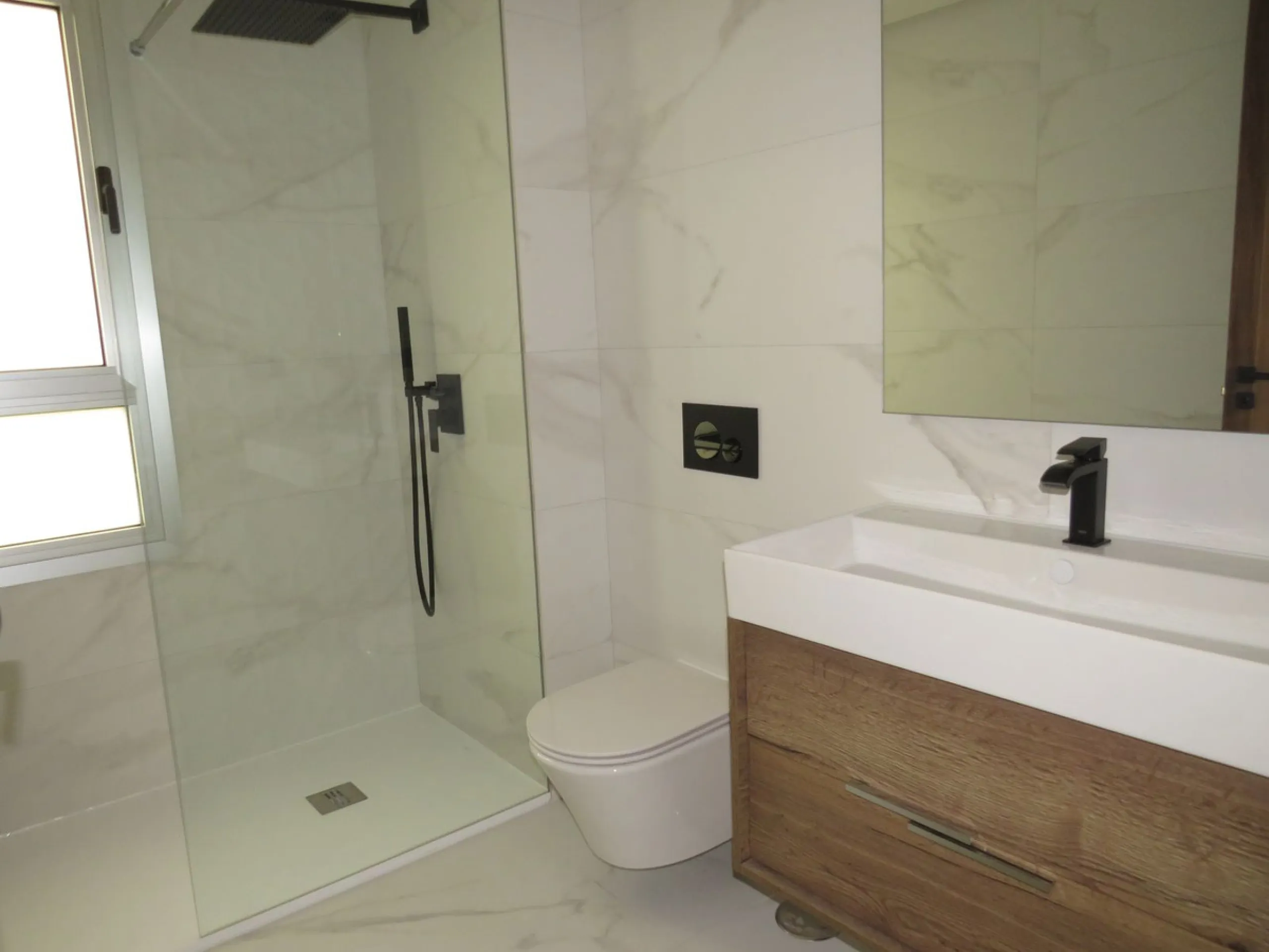 Spectacular and luxurious apartment with 3 bedrooms and 2 bathrooms, a spacious and bright living-dining room, and a covered terrace with sea views. Very close to the beach, this newly built apartment is located in a prestigious residential area in San Pe