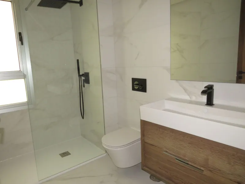 Spectacular and luxurious apartment with 3 bedrooms and 2 bathrooms, a spacious and bright living-dining room, and a covered terrace with sea views. Very close to the beach, this newly built apartment is located in a prestigious residential area in San Pe