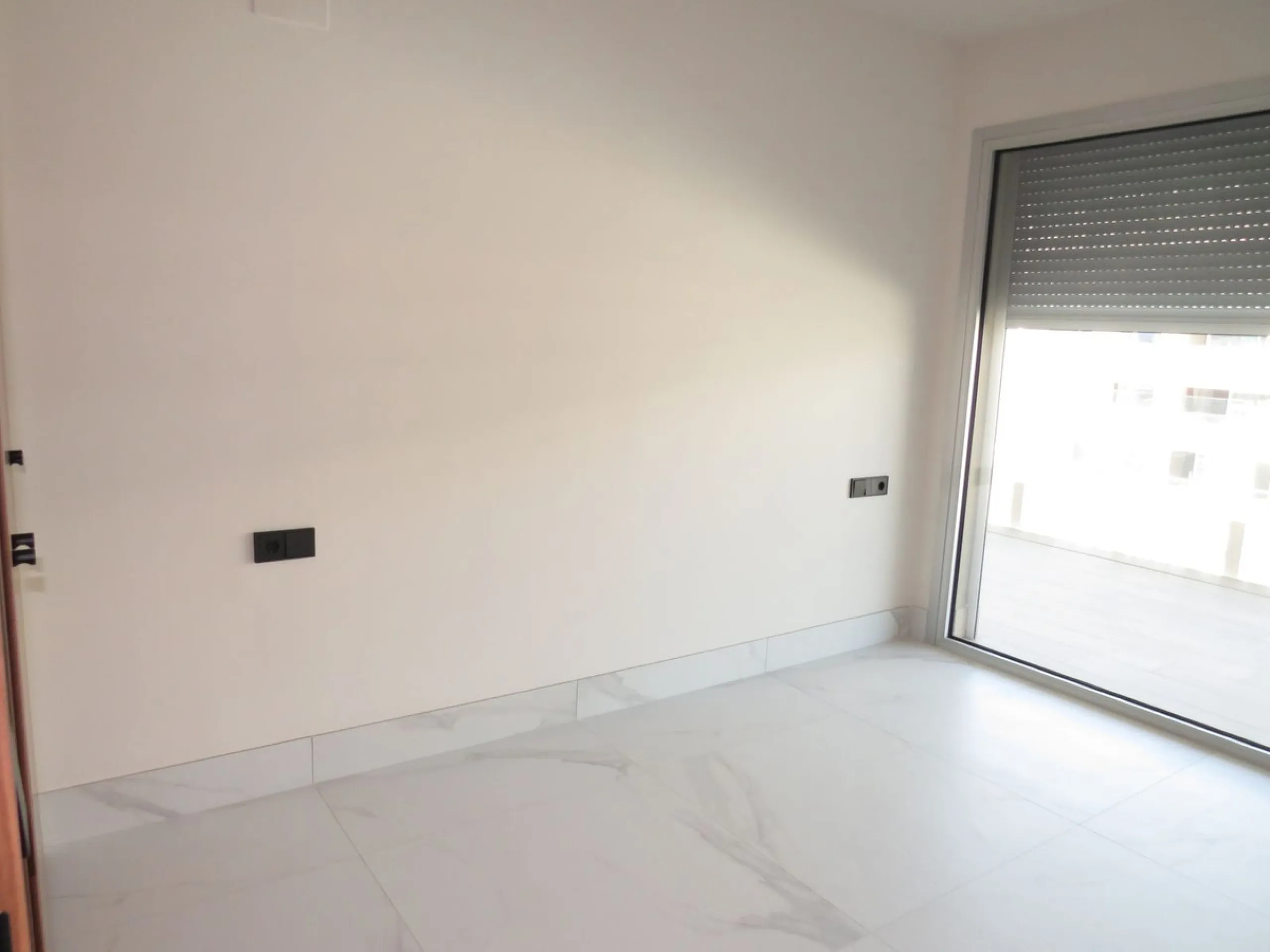 Spectacular and luxurious apartment with 3 bedrooms and 2 bathrooms, a spacious and bright living-dining room, and a covered terrace with sea views. Very close to the beach, this newly built apartment is located in a prestigious residential area in San Pe