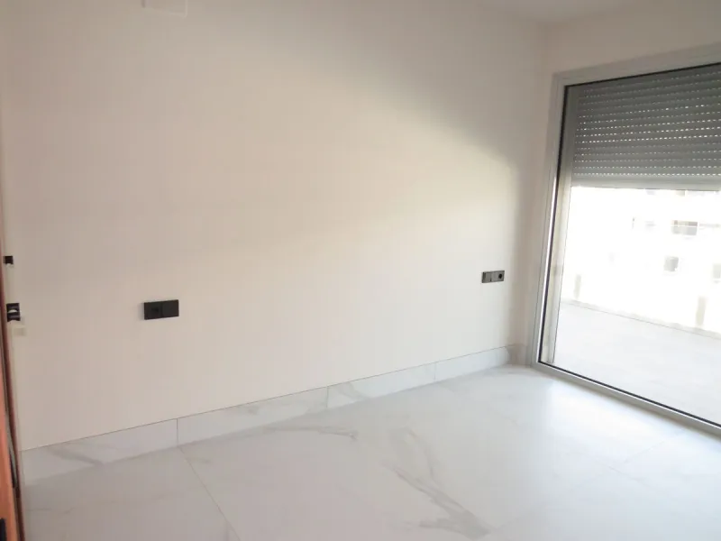 Spectacular and luxurious apartment with 3 bedrooms and 2 bathrooms, a spacious and bright living-dining room, and a covered terrace with sea views. Very close to the beach, this newly built apartment is located in a prestigious residential area in San Pe
