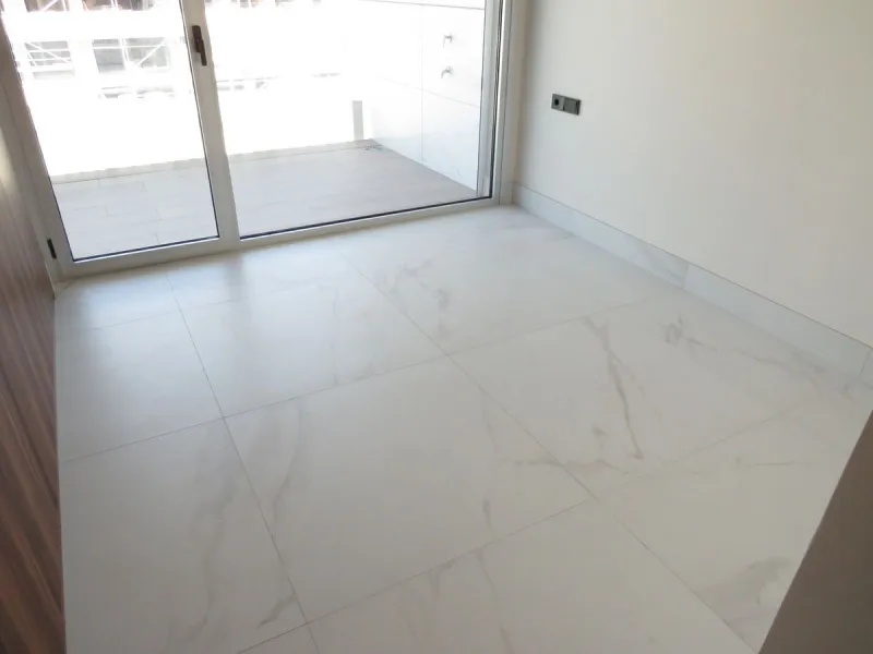 Spectacular and luxurious apartment with 3 bedrooms and 2 bathrooms, a spacious and bright living-dining room, and a covered terrace with sea views. Very close to the beach, this newly built apartment is located in a prestigious residential area in San Pe
