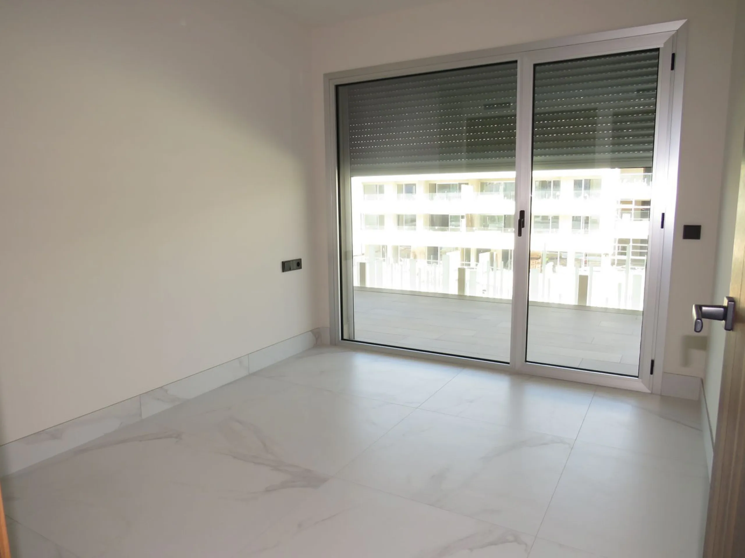 Spectacular and luxurious apartment with 3 bedrooms and 2 bathrooms, a spacious and bright living-dining room, and a covered terrace with sea views. Very close to the beach, this newly built apartment is located in a prestigious residential area in San Pe