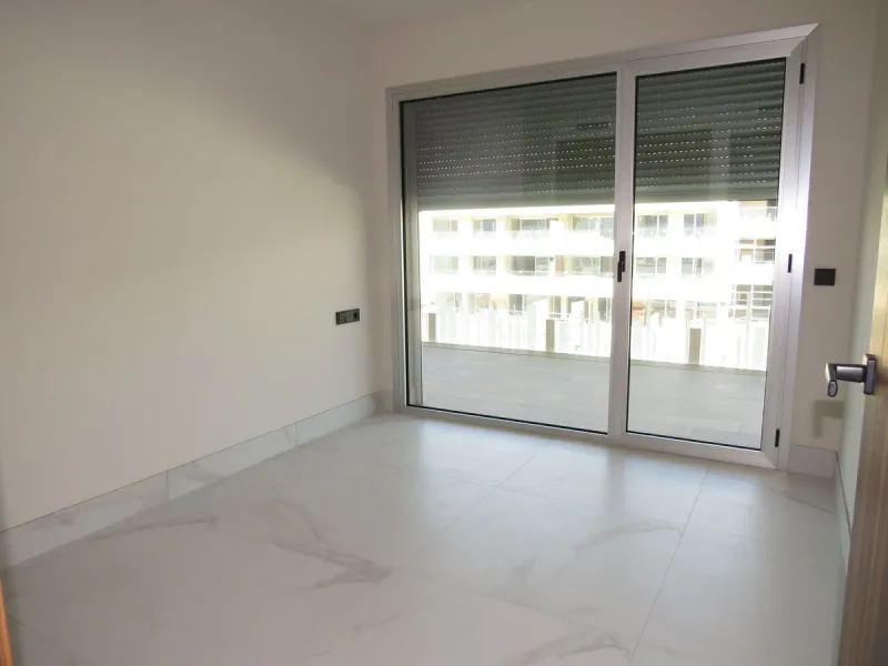 Spectacular and luxurious apartment with 3 bedrooms and 2 bathrooms, a spacious and bright living-dining room, and a covered terrace with sea views. Very close to the beach, this newly built apartment is located in a prestigious residential area in San Pe