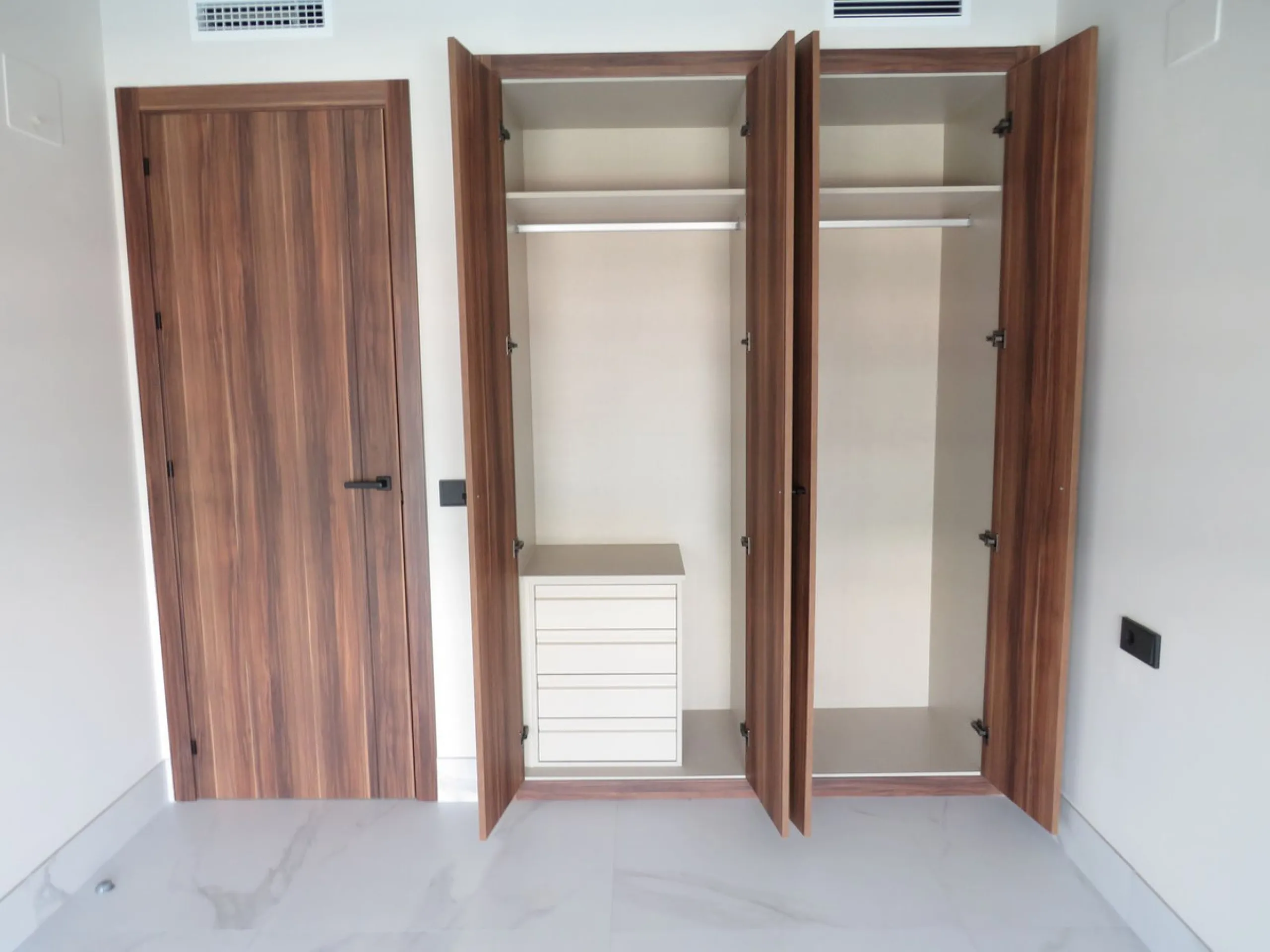 Spectacular and luxurious apartment with 3 bedrooms and 2 bathrooms, a spacious and bright living-dining room, and a covered terrace with sea views. Very close to the beach, this newly built apartment is located in a prestigious residential area in San Pe