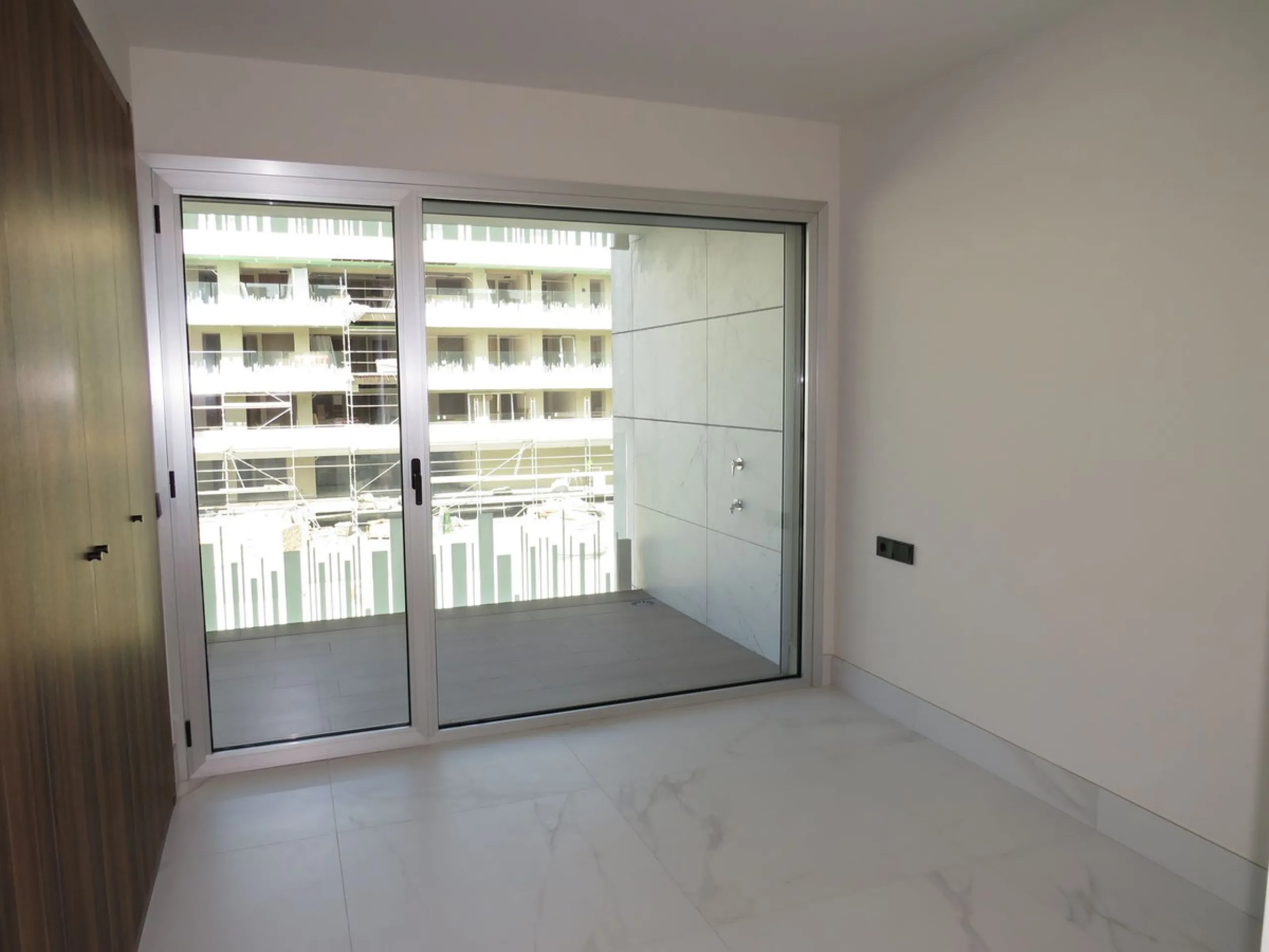 Spectacular and luxurious apartment with 3 bedrooms and 2 bathrooms, a spacious and bright living-dining room, and a covered terrace with sea views. Very close to the beach, this newly built apartment is located in a prestigious residential area in San Pe
