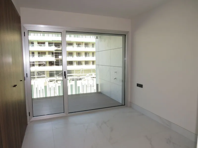 Spectacular and luxurious apartment with 3 bedrooms and 2 bathrooms, a spacious and bright living-dining room, and a covered terrace with sea views. Very close to the beach, this newly built apartment is located in a prestigious residential area in San Pe
