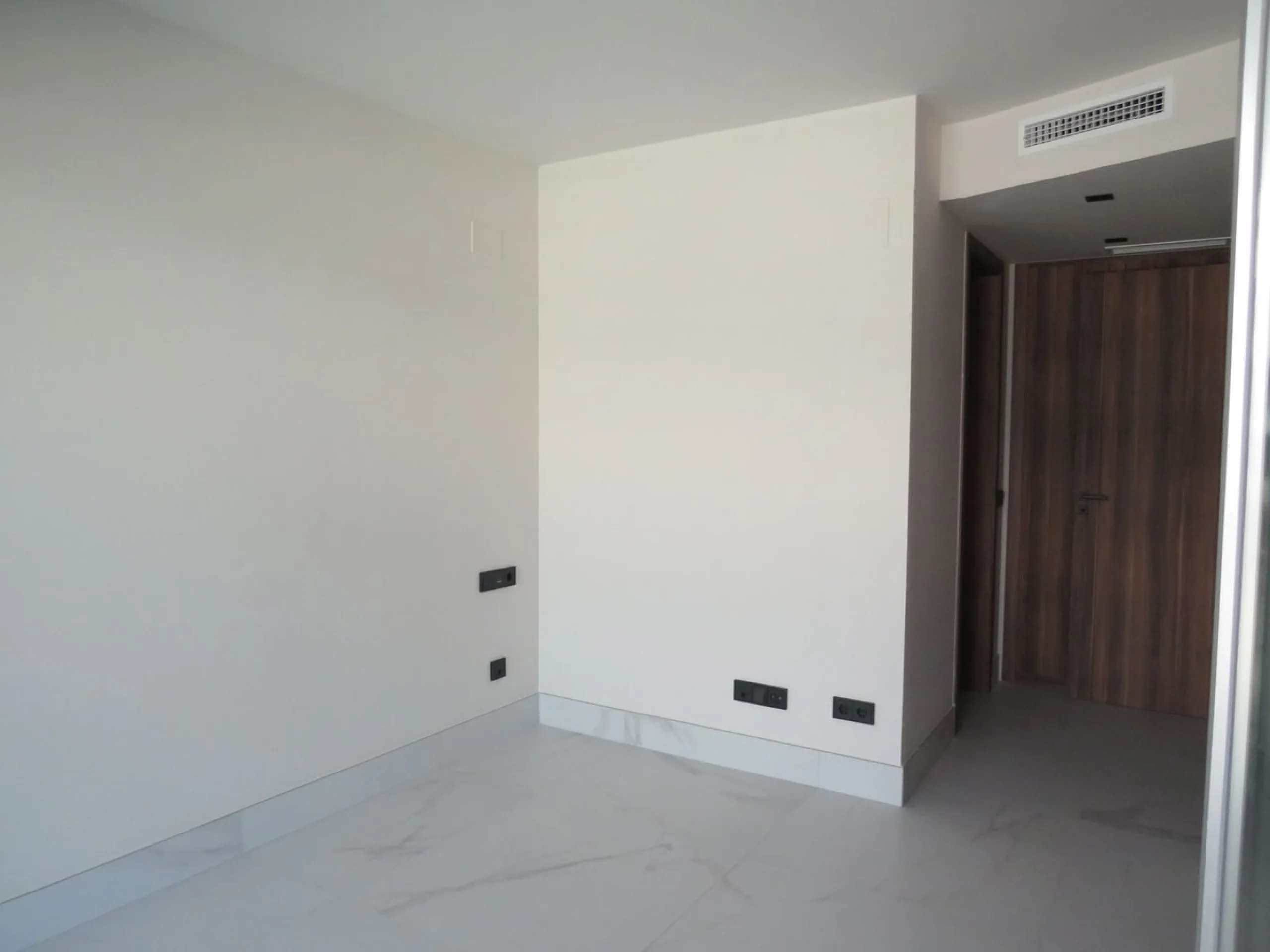 Spectacular and luxurious apartment with 3 bedrooms and 2 bathrooms, a spacious and bright living-dining room, and a covered terrace with sea views. Very close to the beach, this newly built apartment is located in a prestigious residential area in San Pe
