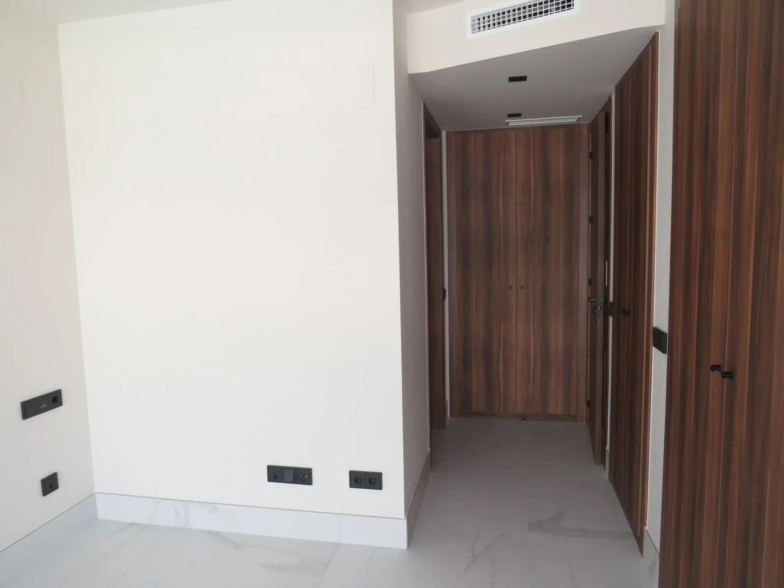 Spectacular and luxurious apartment with 3 bedrooms and 2 bathrooms, a spacious and bright living-dining room, and a covered terrace with sea views. Very close to the beach, this newly built apartment is located in a prestigious residential area in San Pe