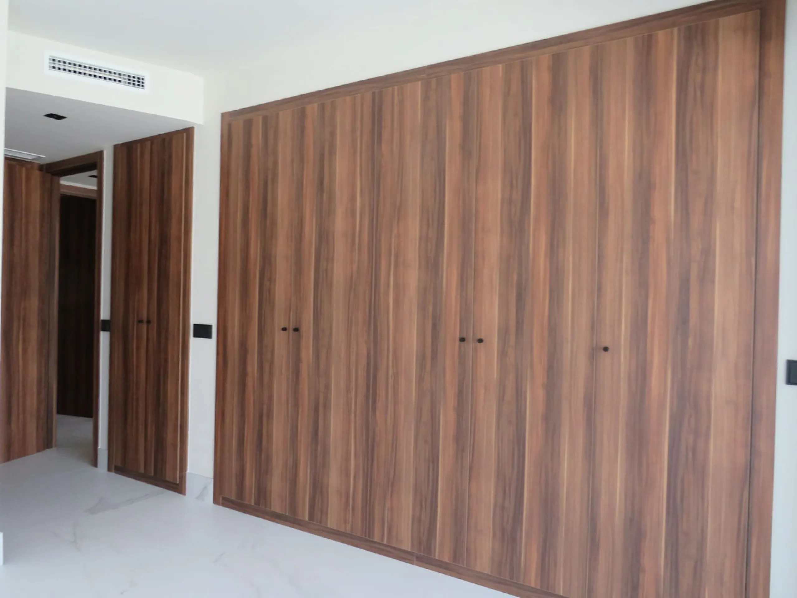 Spectacular and luxurious apartment with 3 bedrooms and 2 bathrooms, a spacious and bright living-dining room, and a covered terrace with sea views. Very close to the beach, this newly built apartment is located in a prestigious residential area in San Pe