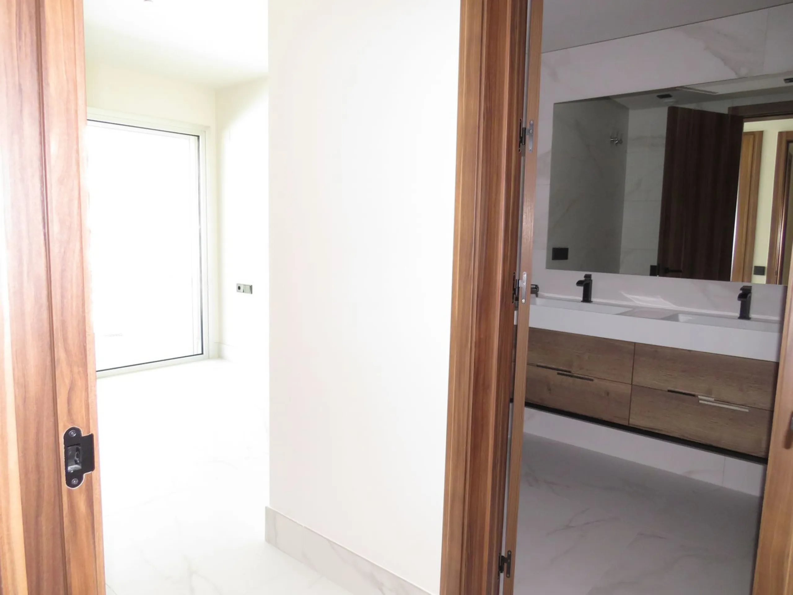 Spectacular and luxurious apartment with 3 bedrooms and 2 bathrooms, a spacious and bright living-dining room, and a covered terrace with sea views. Very close to the beach, this newly built apartment is located in a prestigious residential area in San Pe