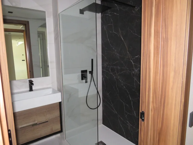 Spectacular and luxurious apartment with 3 bedrooms and 2 bathrooms, a spacious and bright living-dining room, and a covered terrace with sea views. Very close to the beach, this newly built apartment is located in a prestigious residential area in San Pe