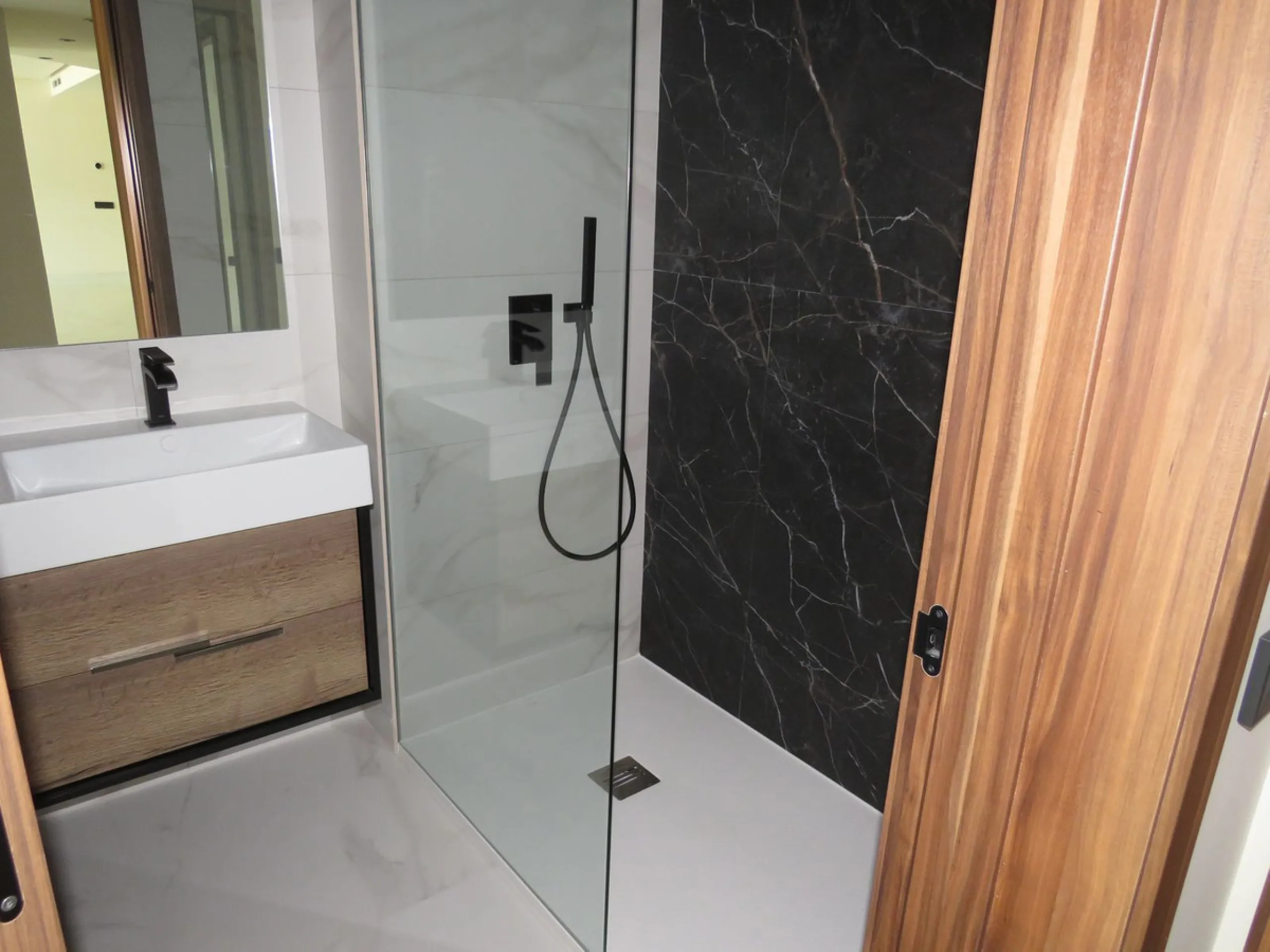 Spectacular and luxurious apartment with 3 bedrooms and 2 bathrooms, a spacious and bright living-dining room, and a covered terrace with sea views. Very close to the beach, this newly built apartment is located in a prestigious residential area in San Pe