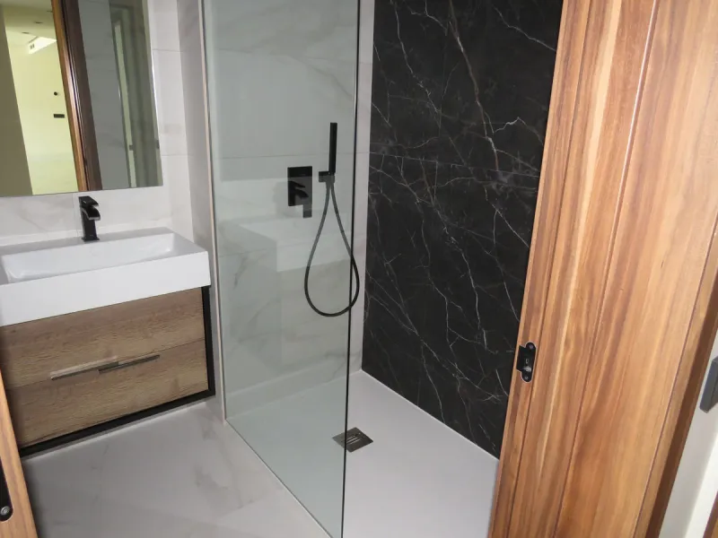 Spectacular and luxurious apartment with 3 bedrooms and 2 bathrooms, a spacious and bright living-dining room, and a covered terrace with sea views. Very close to the beach, this newly built apartment is located in a prestigious residential area in San Pe
