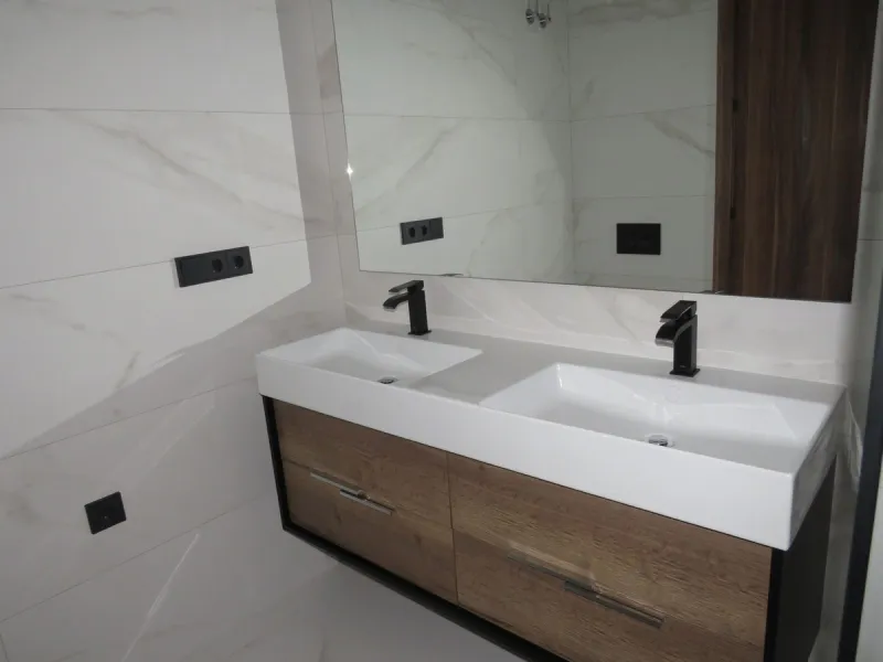 Spectacular and luxurious apartment with 3 bedrooms and 2 bathrooms, a spacious and bright living-dining room, and a covered terrace with sea views. Very close to the beach, this newly built apartment is located in a prestigious residential area in San Pe