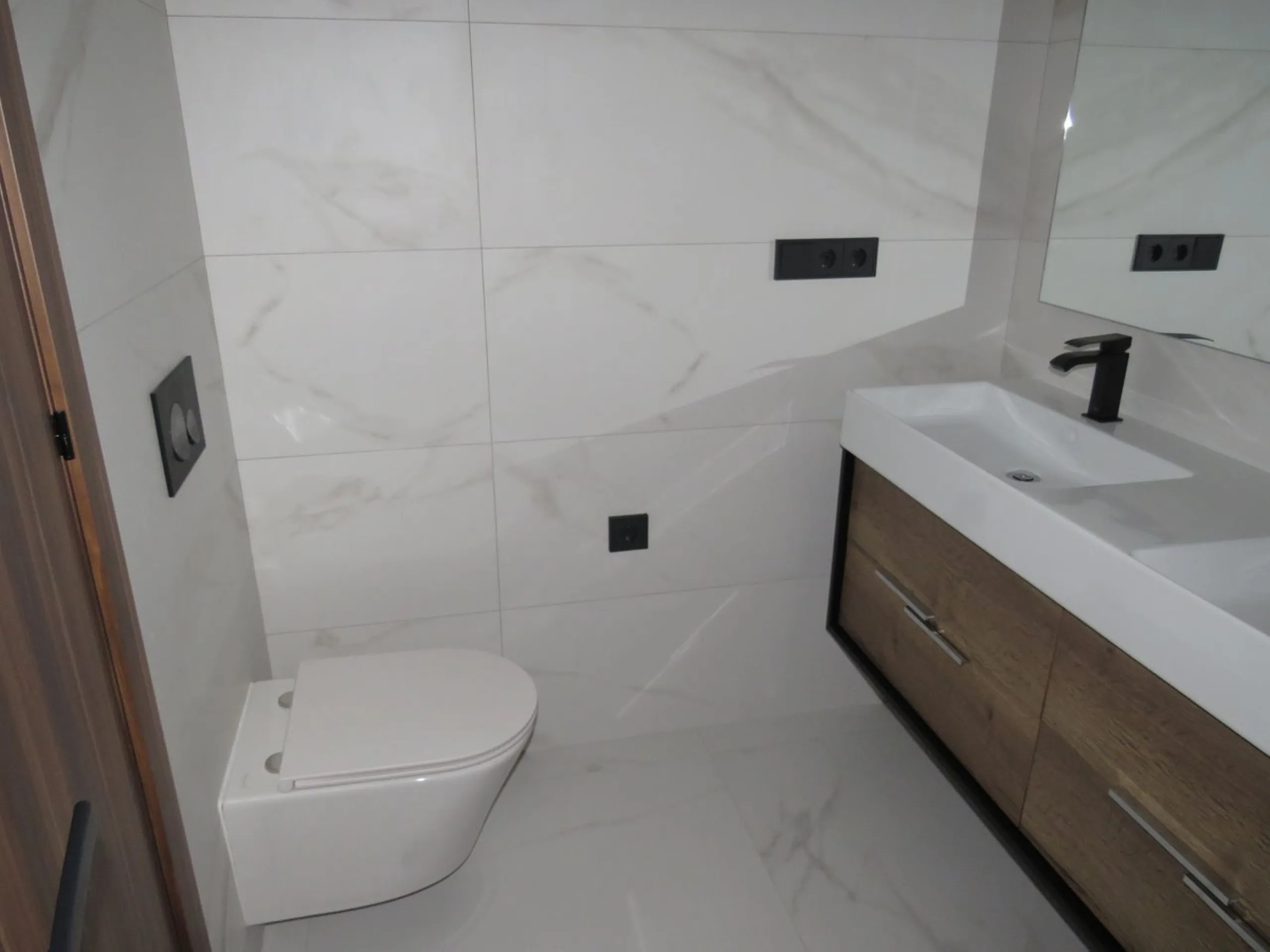 Spectacular and luxurious apartment with 3 bedrooms and 2 bathrooms, a spacious and bright living-dining room, and a covered terrace with sea views. Very close to the beach, this newly built apartment is located in a prestigious residential area in San Pe