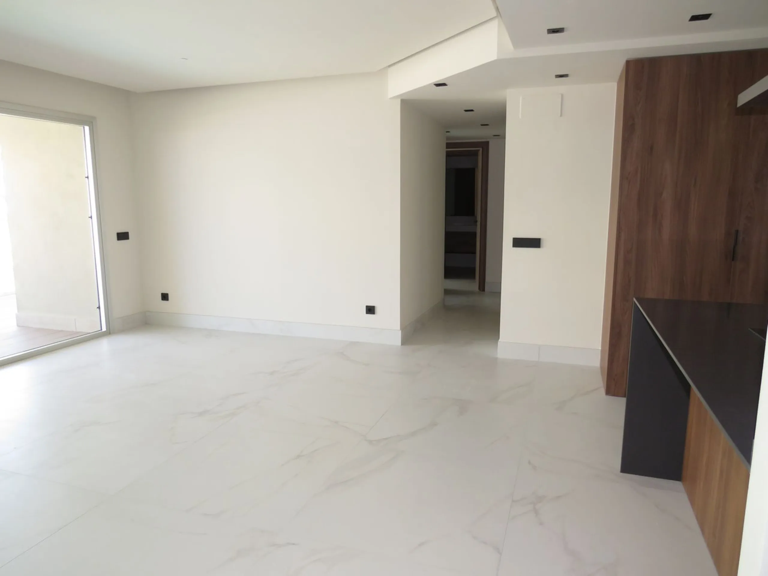 Spectacular and luxurious apartment with 3 bedrooms and 2 bathrooms, a spacious and bright living-dining room, and a covered terrace with sea views. Very close to the beach, this newly built apartment is located in a prestigious residential area in San Pe