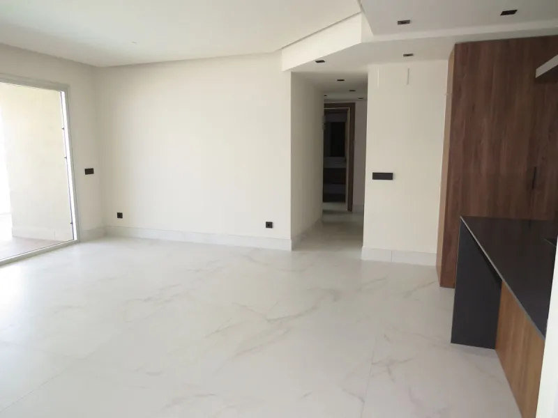 Spectacular and luxurious apartment with 3 bedrooms and 2 bathrooms, a spacious and bright living-dining room, and a covered terrace with sea views. Very close to the beach, this newly built apartment is located in a prestigious residential area in San Pe