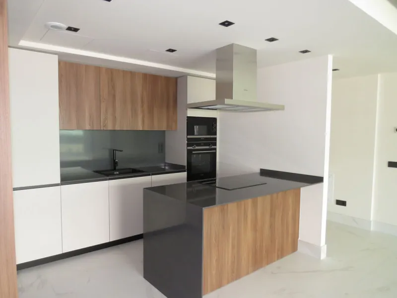 Spectacular and luxurious apartment with 3 bedrooms and 2 bathrooms, a spacious and bright living-dining room, and a covered terrace with sea views. Very close to the beach, this newly built apartment is located in a prestigious residential area in San Pe