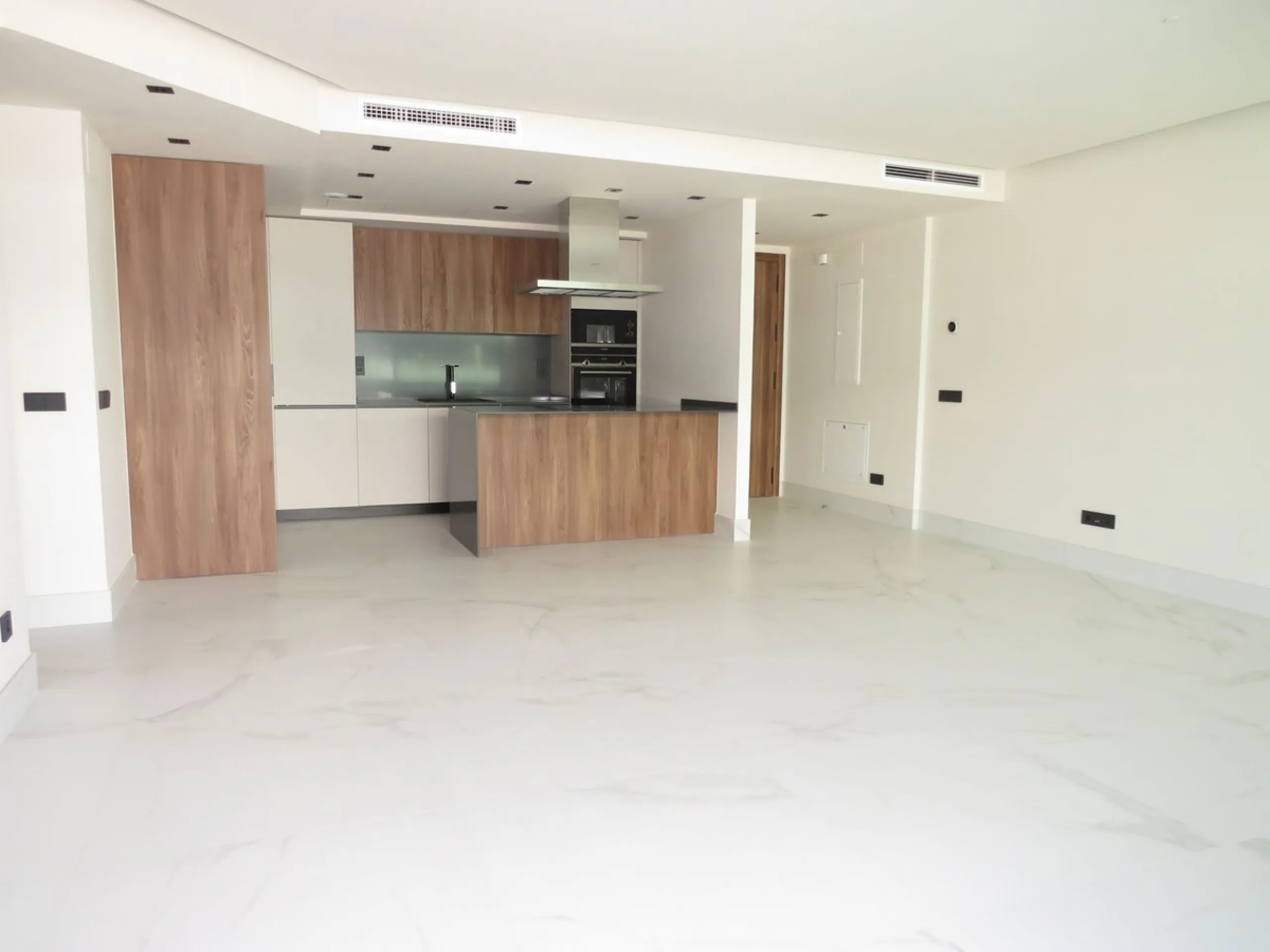 Spectacular and luxurious apartment with 3 bedrooms and 2 bathrooms, a spacious and bright living-dining room, and a covered terrace with sea views. Very close to the beach, this newly built apartment is located in a prestigious residential area in San Pe
