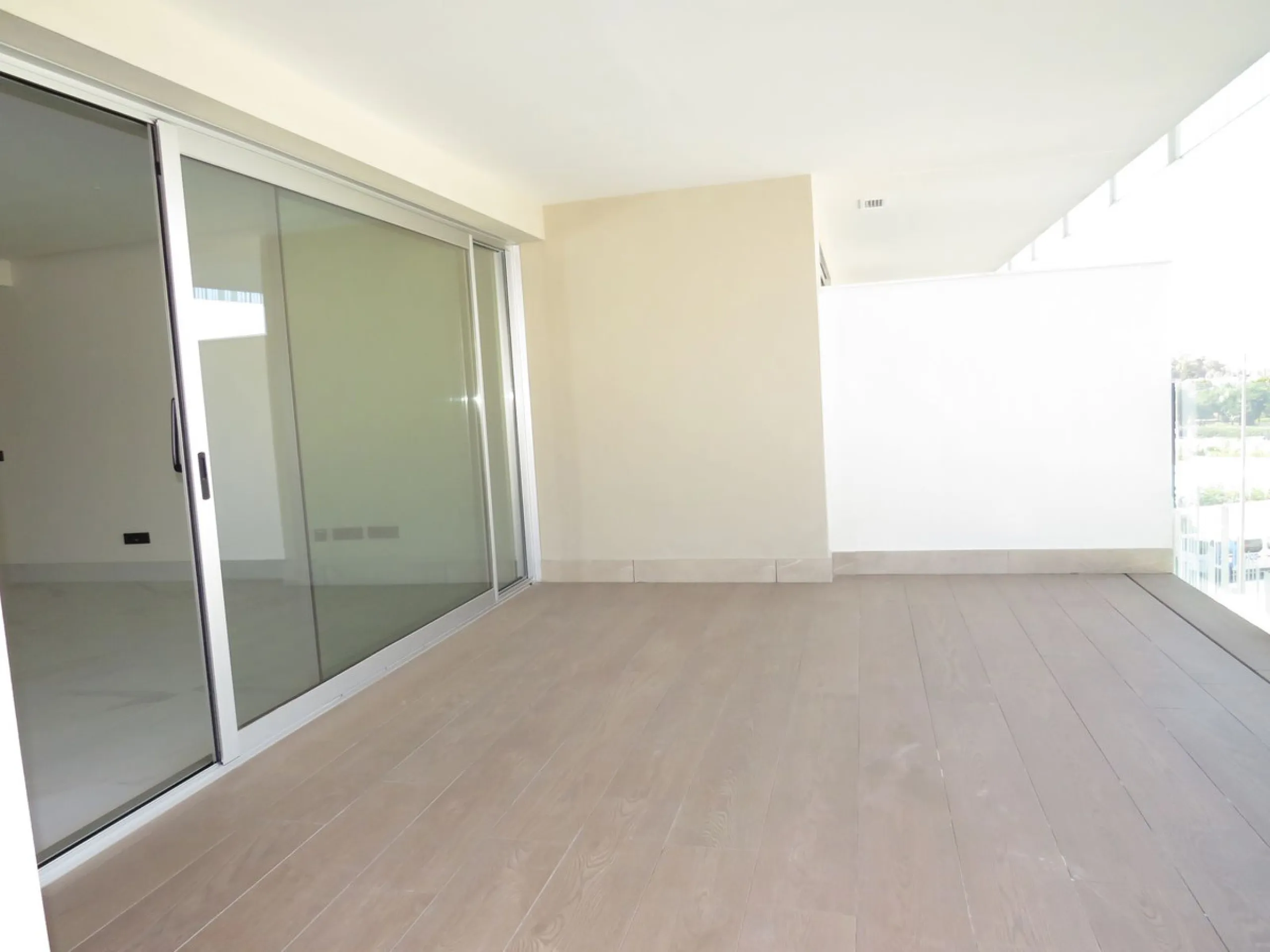 Spectacular and luxurious apartment with 3 bedrooms and 2 bathrooms, a spacious and bright living-dining room, and a covered terrace with sea views. Very close to the beach, this newly built apartment is located in a prestigious residential area in San Pe
