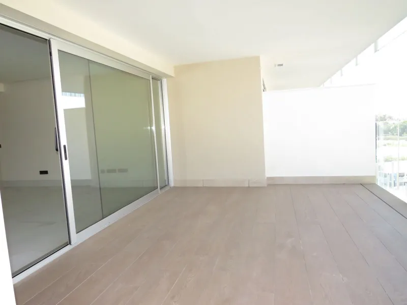 Spectacular and luxurious apartment with 3 bedrooms and 2 bathrooms, a spacious and bright living-dining room, and a covered terrace with sea views. Very close to the beach, this newly built apartment is located in a prestigious residential area in San Pe