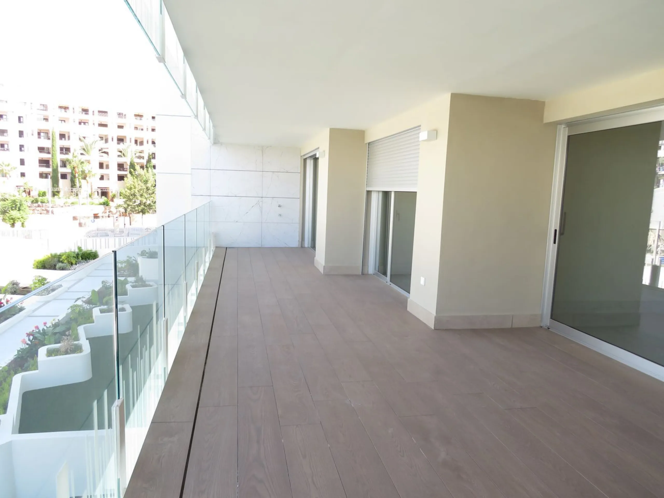 Spectacular and luxurious apartment with 3 bedrooms and 2 bathrooms, a spacious and bright living-dining room, and a covered terrace with sea views. Very close to the beach, this newly built apartment is located in a prestigious residential area in San Pe